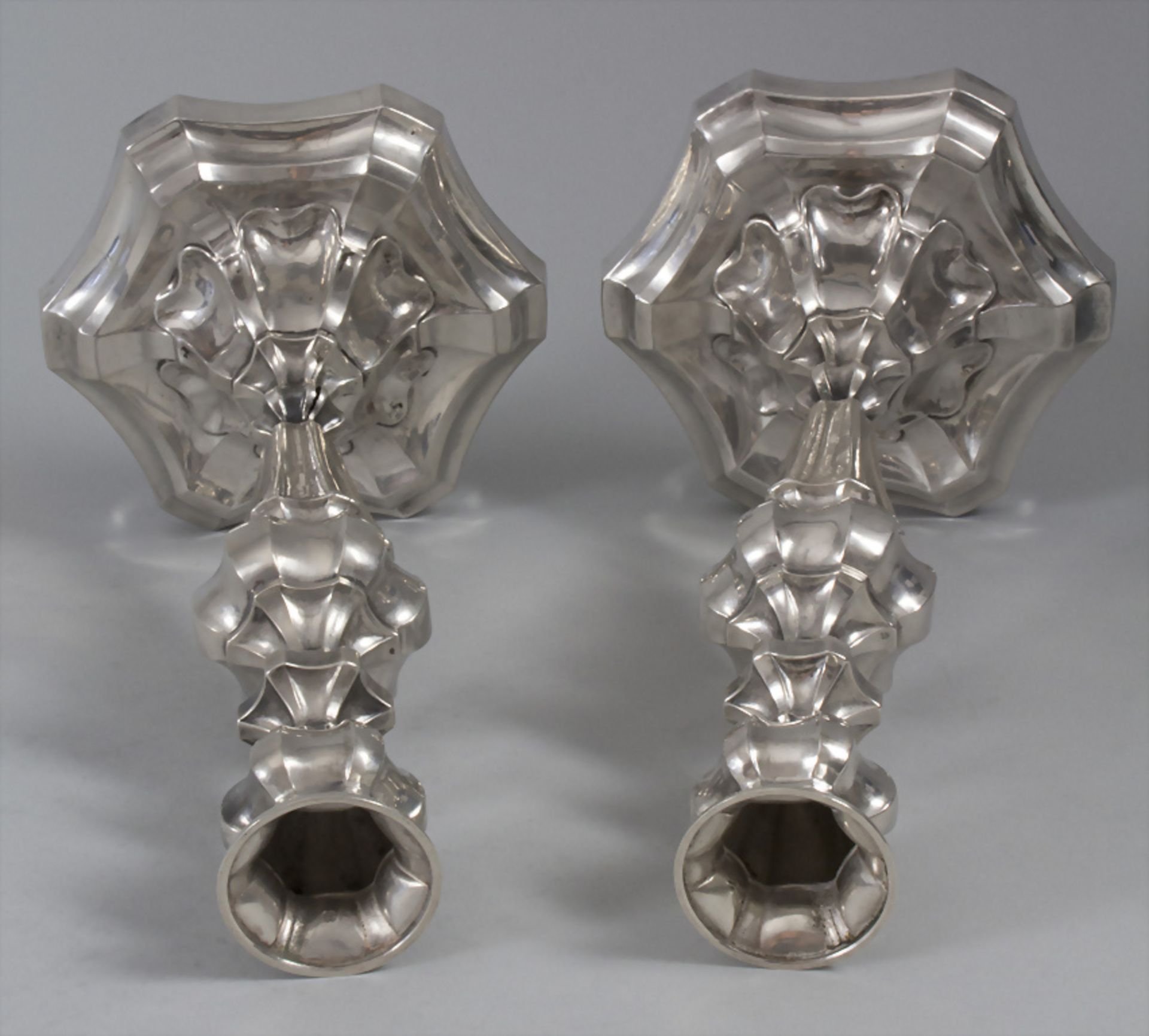 Paar Kerzenleuchter / A pair of silver candleholders / Une paire de bougeoirs en argent massif ... - Bild 2 aus 7