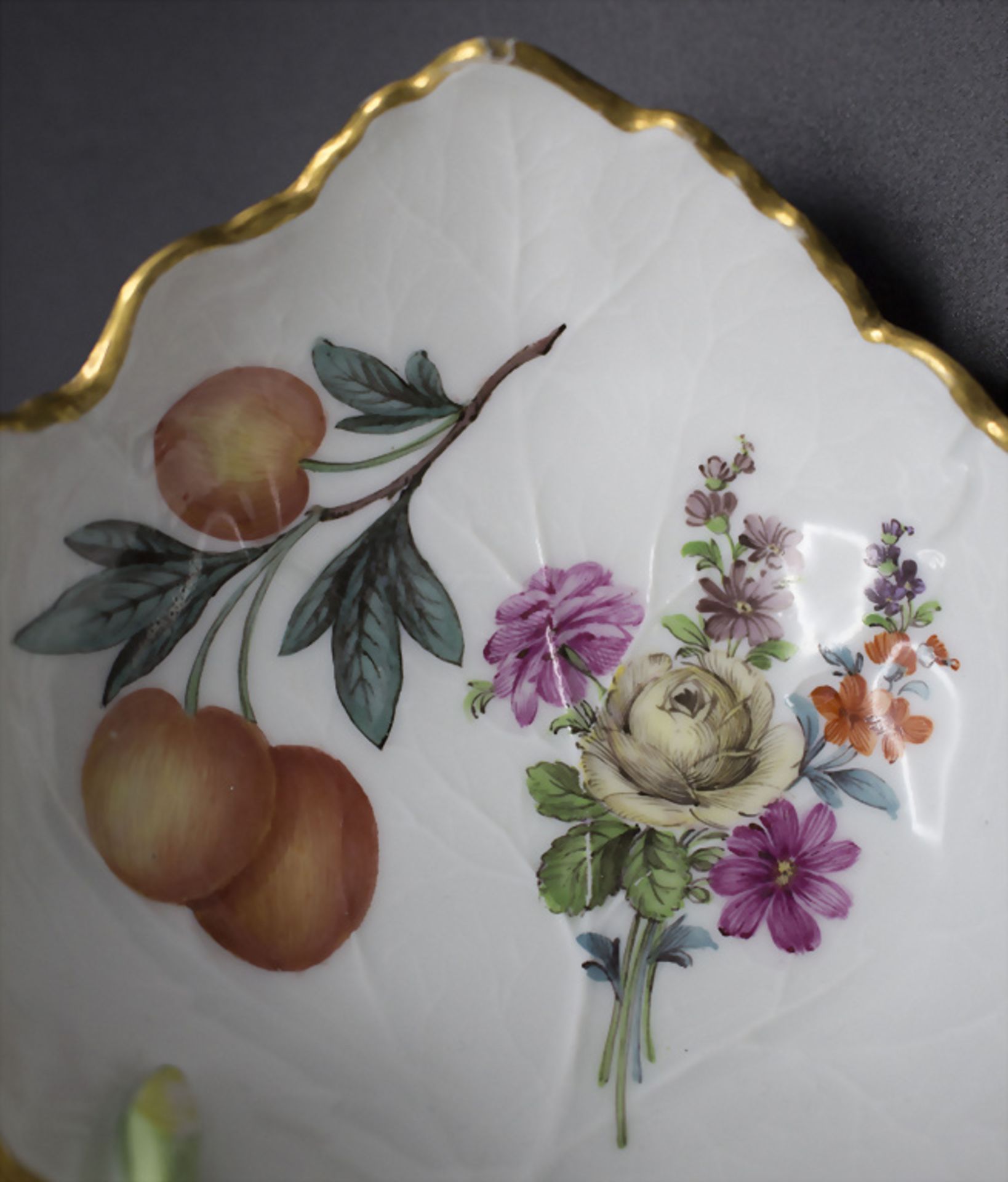 Blattschale mit Früchten / A leaf shaped bowl with fruits, Meissen, Mitte 19. Jh. - Image 4 of 4