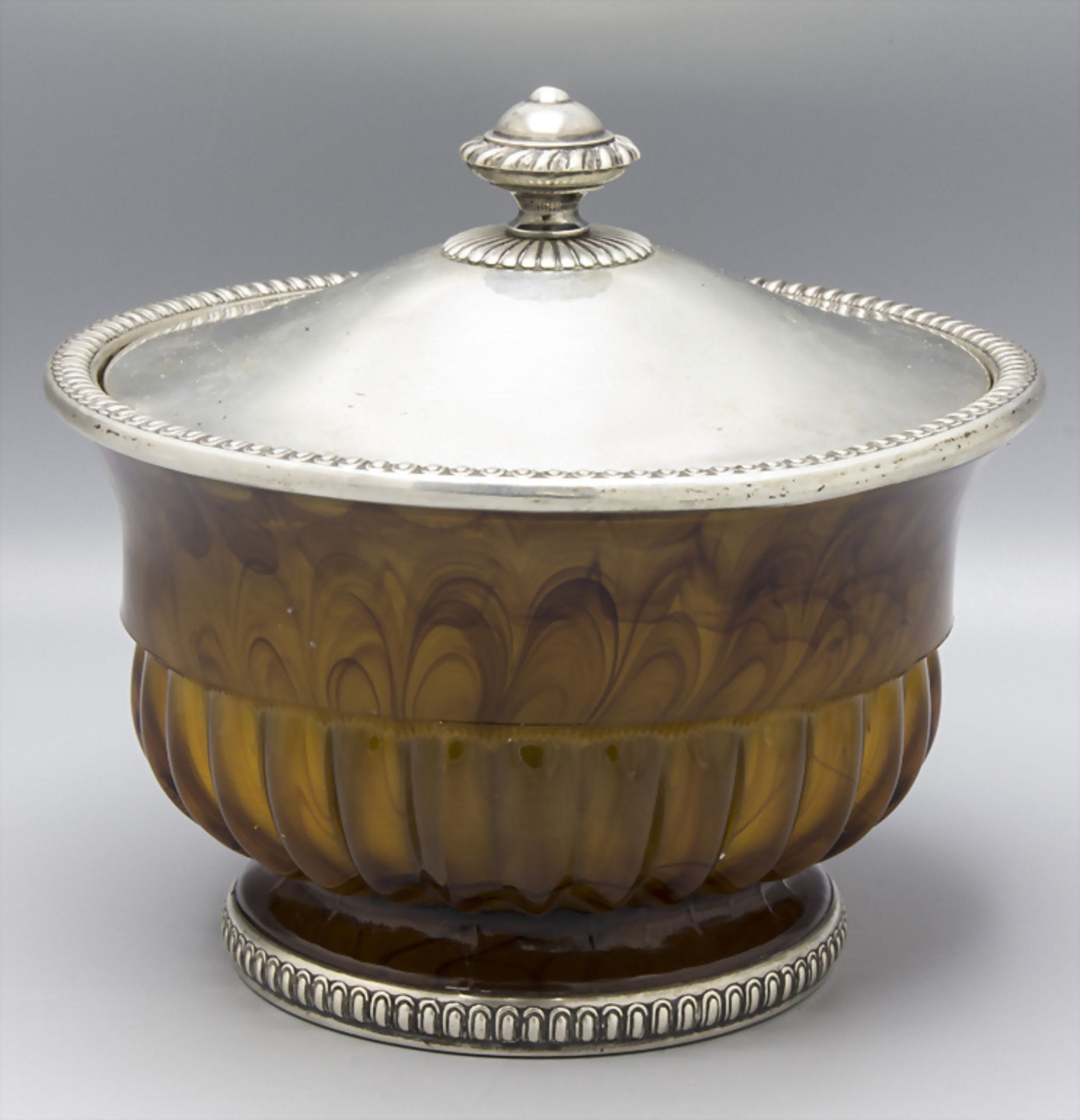 Art Déco Deckelschale / An Art Deco glass bowl with silver mount and cover, wohl Italien, um 1920