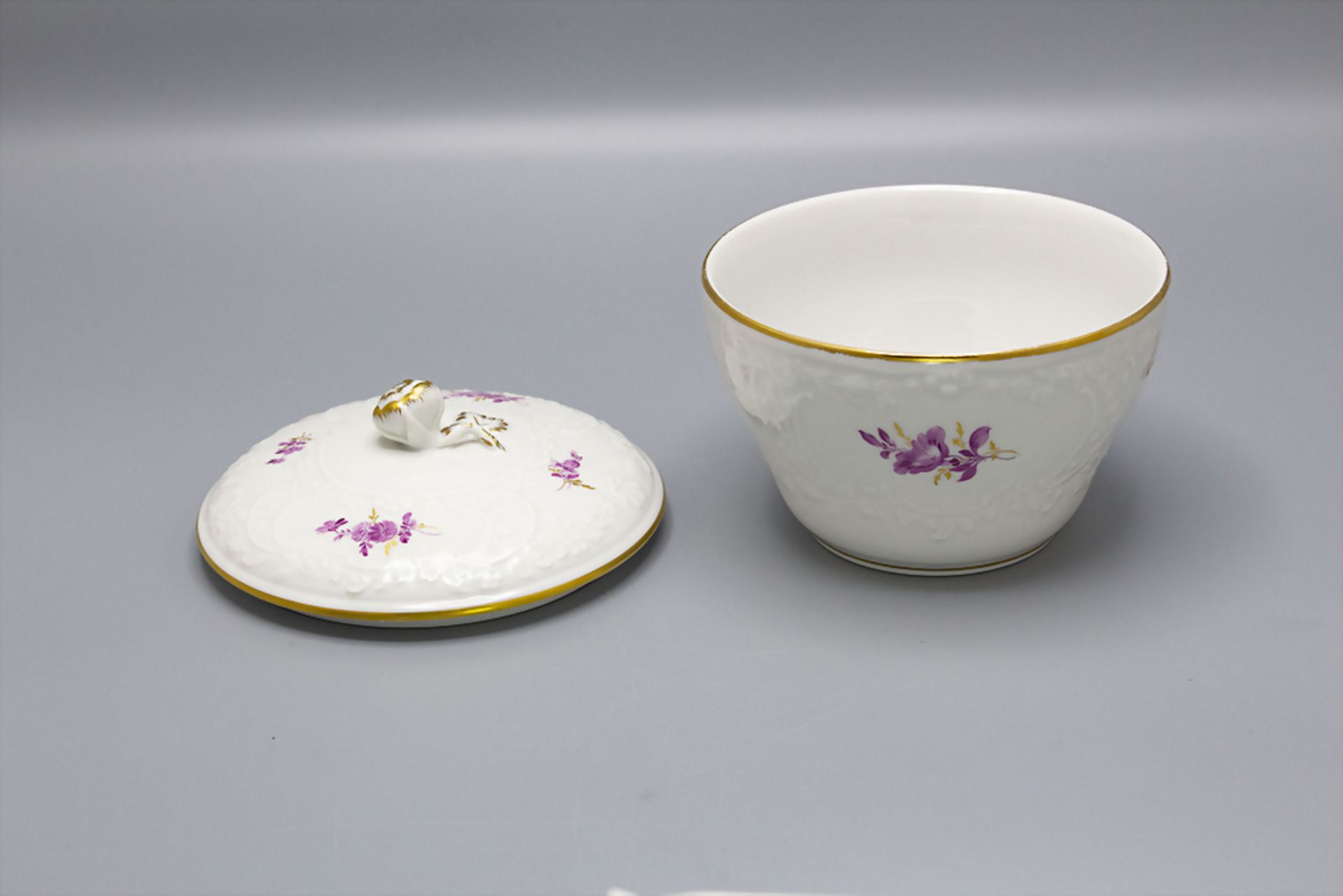 Zuckerdose mit Reliefdekor 'Marseille' / A sugar lidded bowl with relief decor, Meissen, Mitte ... - Image 2 of 4