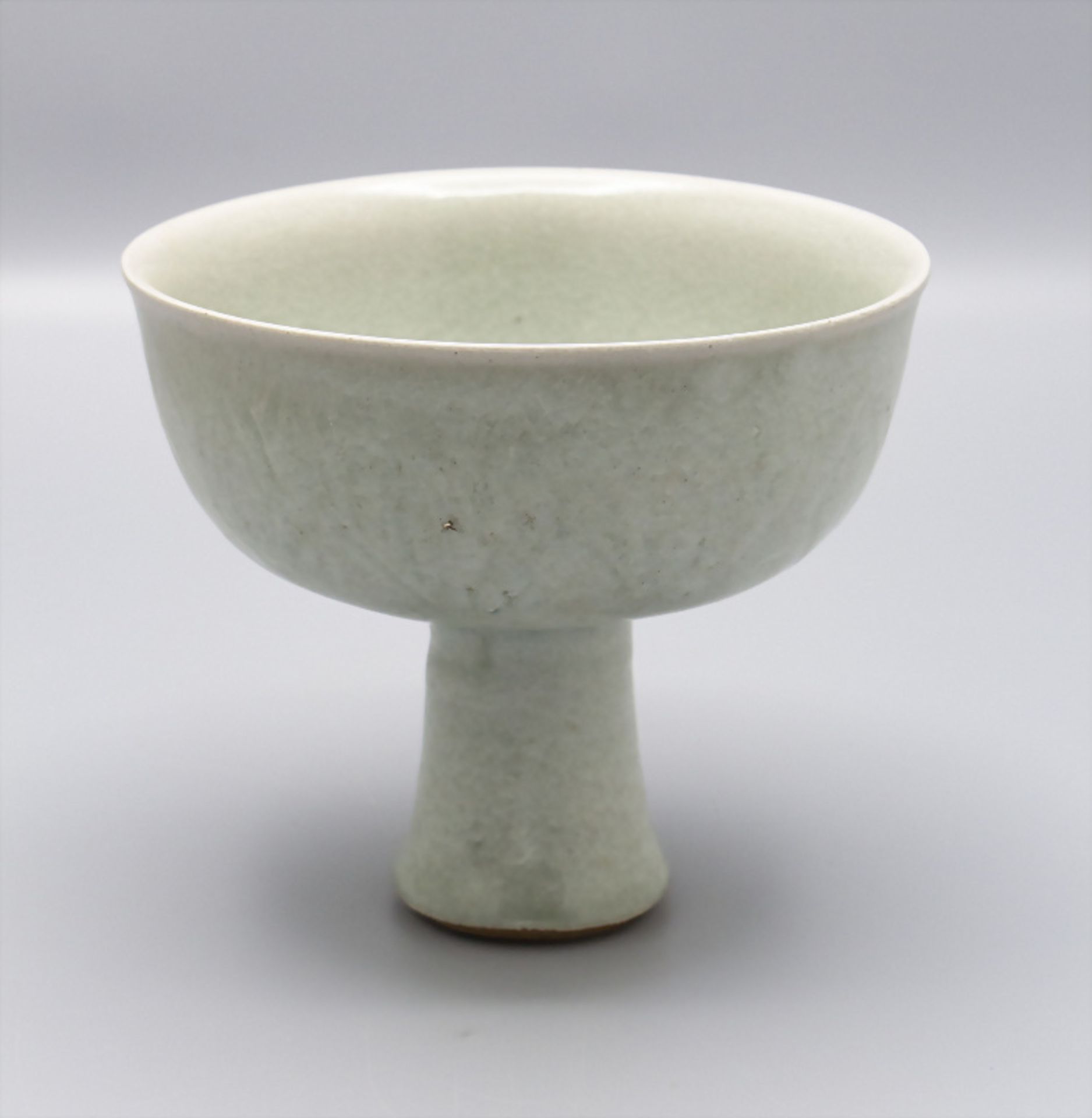 Seladon Fußbecher / A celadon footed cup 'slamp cup', China, Qing-Zeit, 19.-20. Jh.
