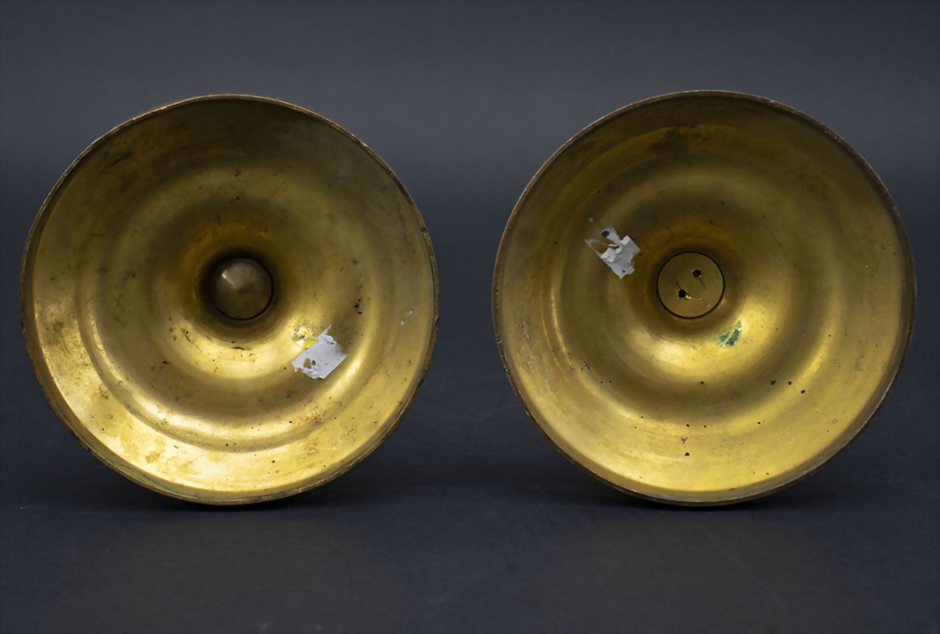 Paar Bronzeleuchter / A pair of bronze candle holders, F.BARBEDIENNE, Frankreich, um 1870 - Image 3 of 4