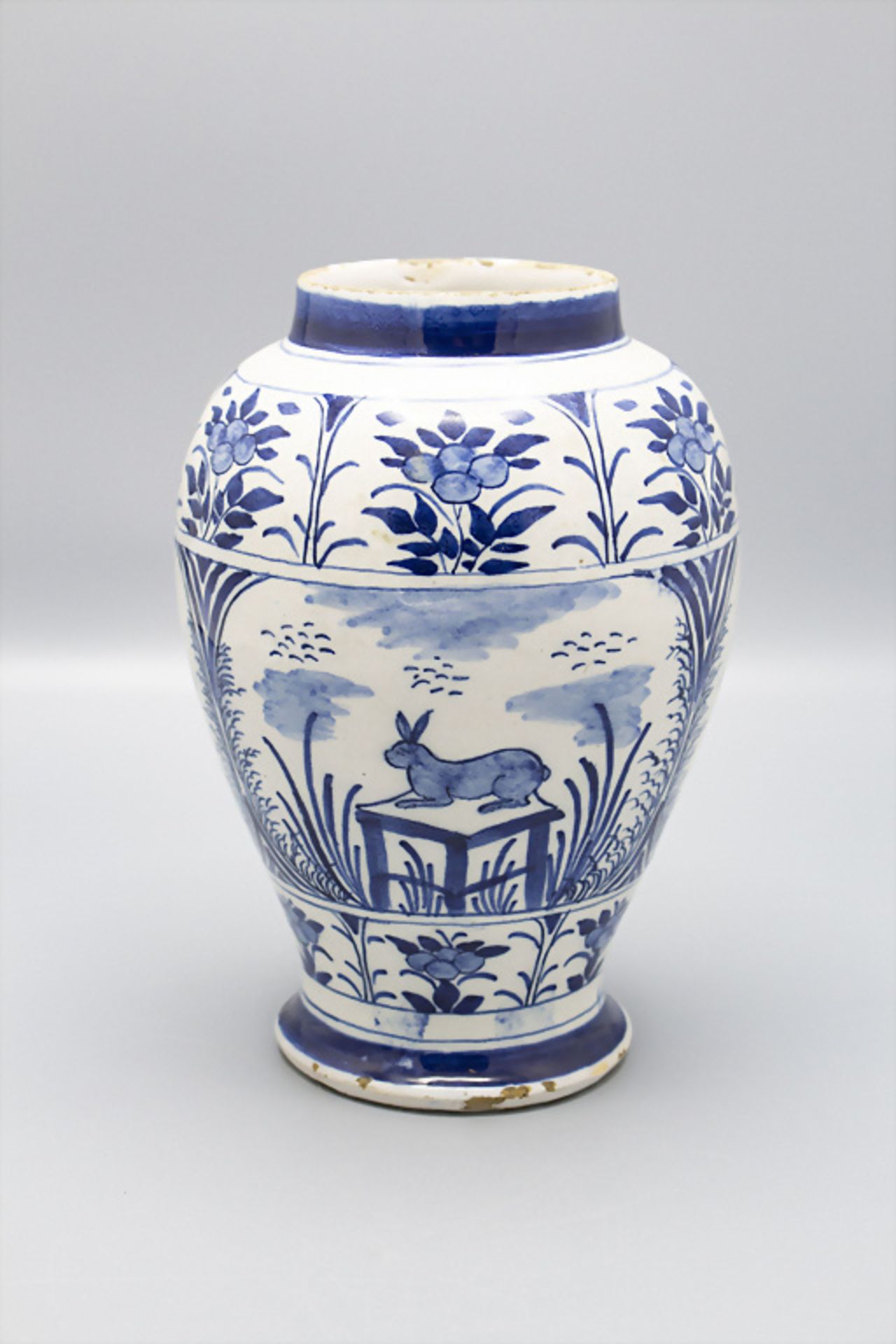 Fayence Vase mit Hasen Dekor / A fayence vase with rabbit decor, 18./19. Jh