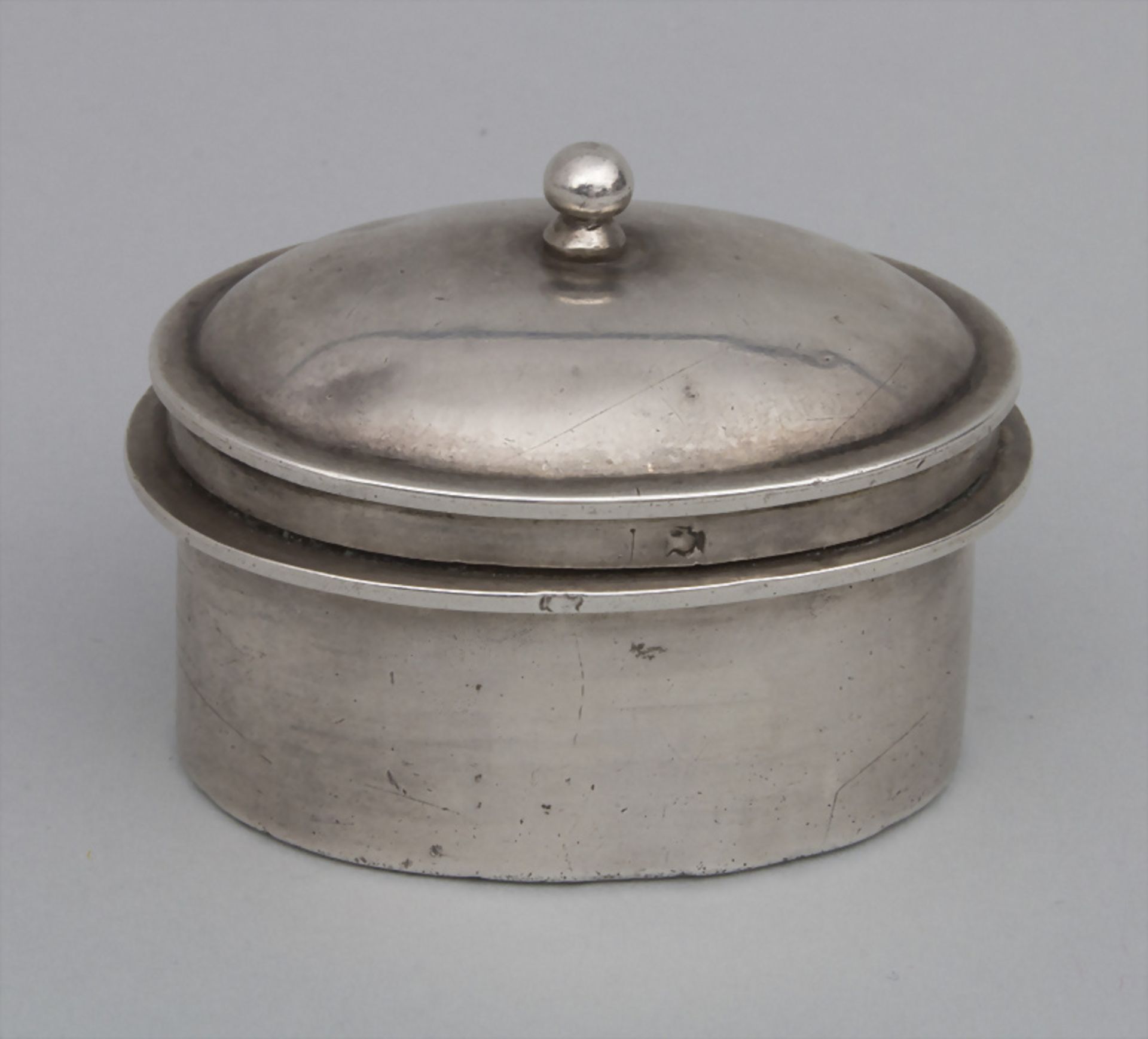 Kleine Deckeldose / A lidded silver box, Rennes, um 1780
