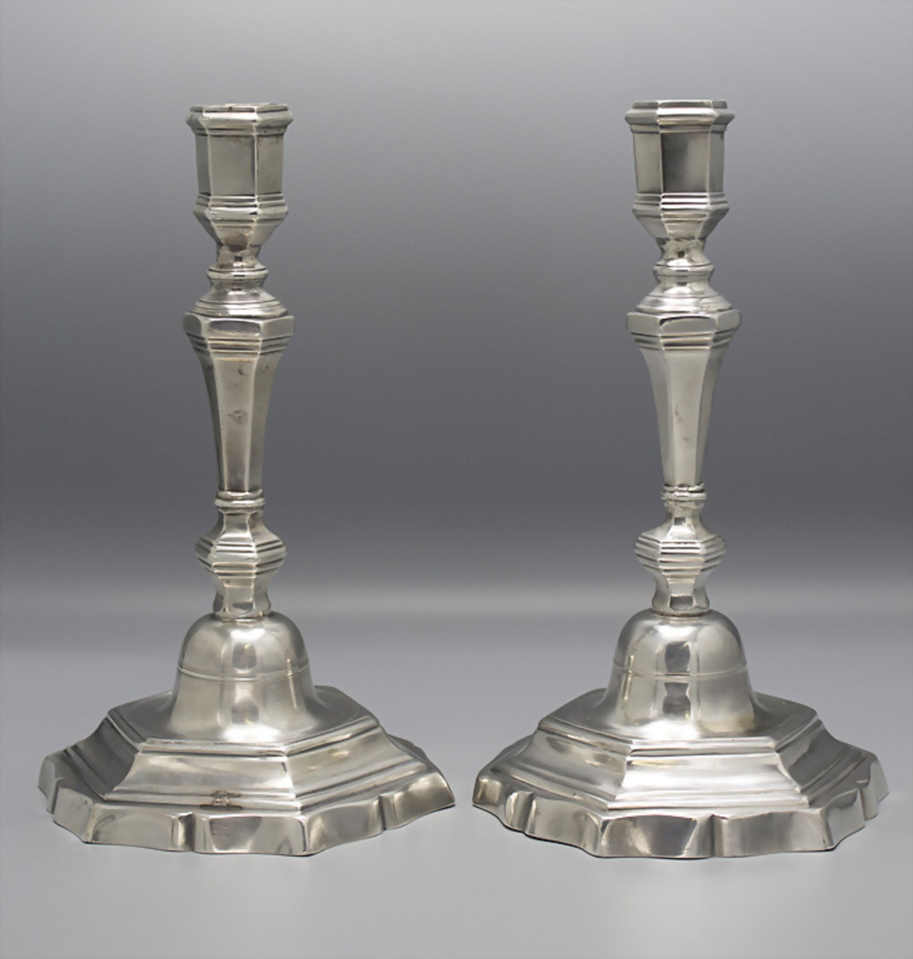 Paar Louis XV Kerzenleuchter / Paire de bougoirs Louis XV en argent massif / A pair of silver ... - Bild 2 aus 7