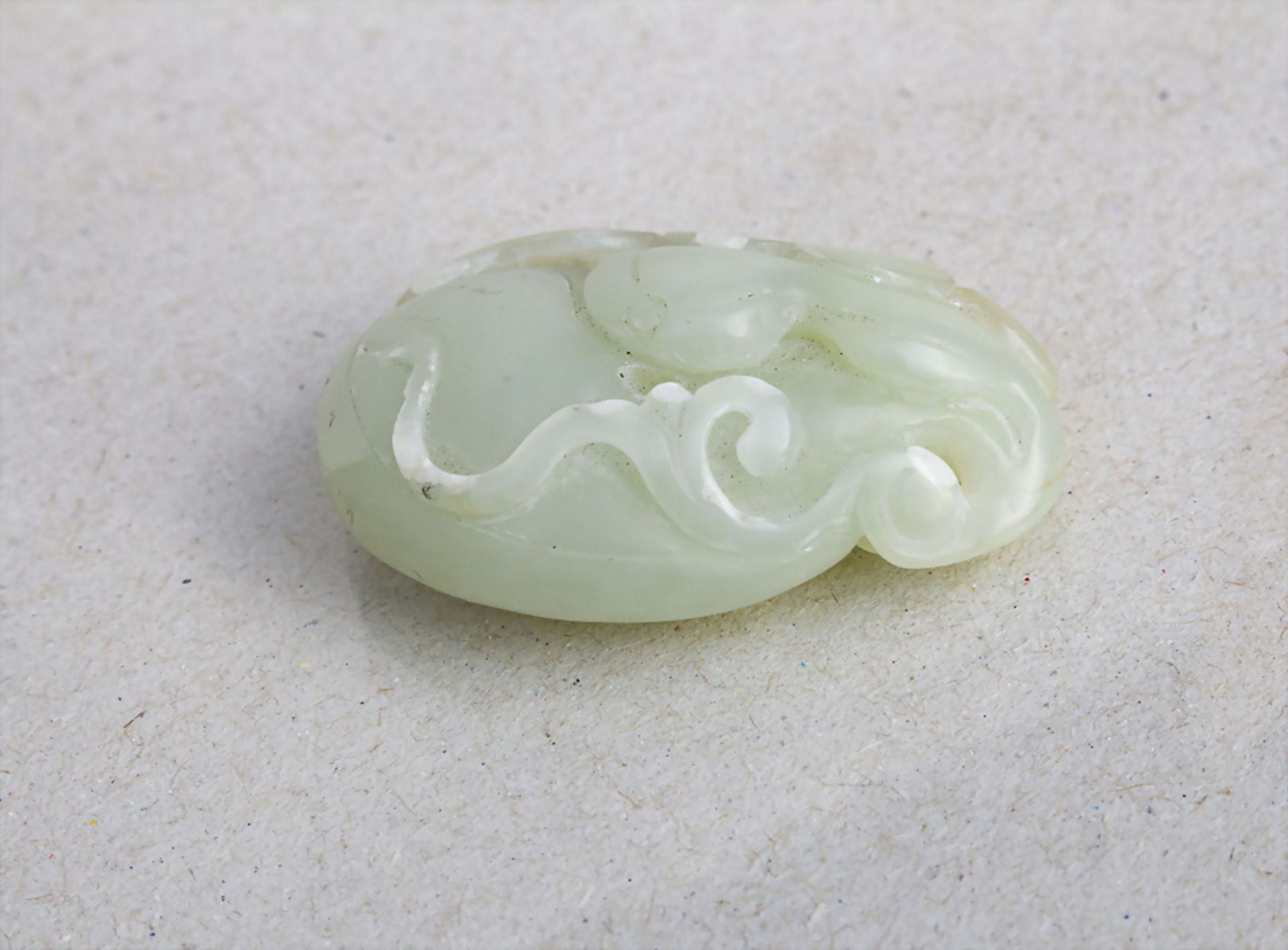Jade Anhänger 'Flaschenkürbis' / A jade pendant 'bottle gourd', China, Qing-Zeit, 19.-20. Jh. - Bild 3 aus 3