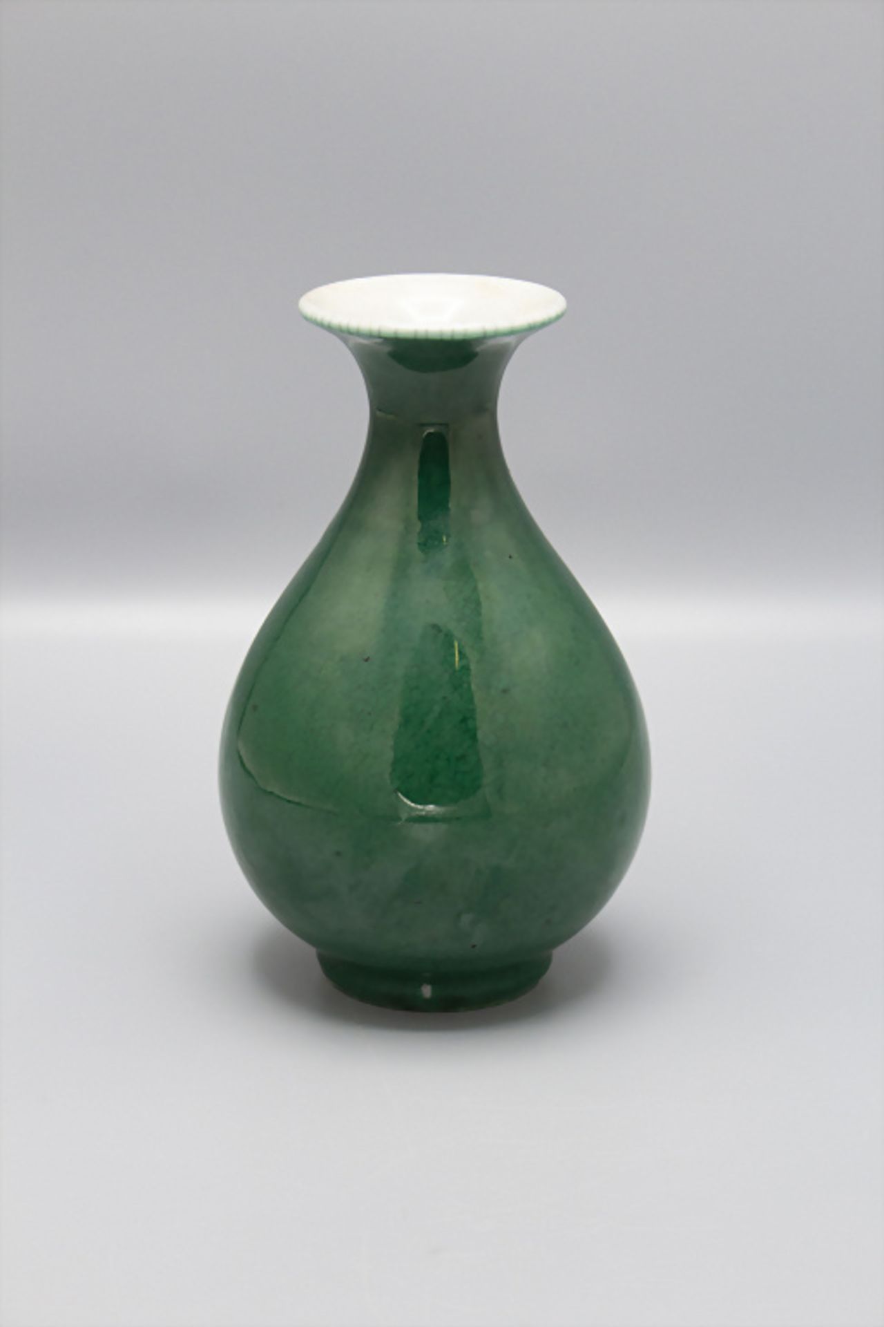 Apfelgrüne Vase / An appel green vase, China, Qing-Zeit, 19. Jh.