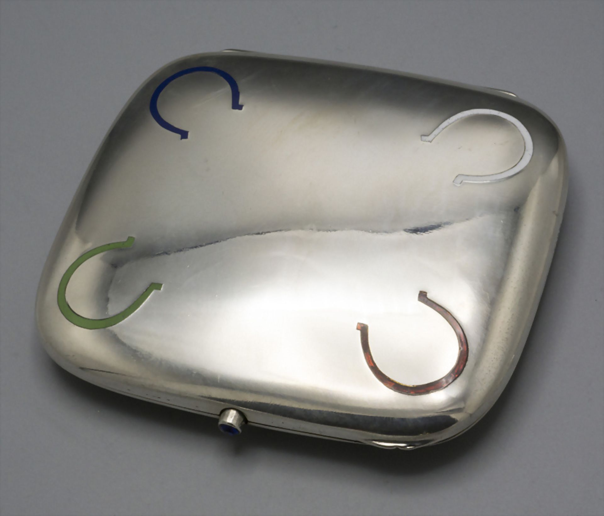 Zigarettenetui mit Hufeisen / A silver cigarette case with enameled horseshoes, Louis ...