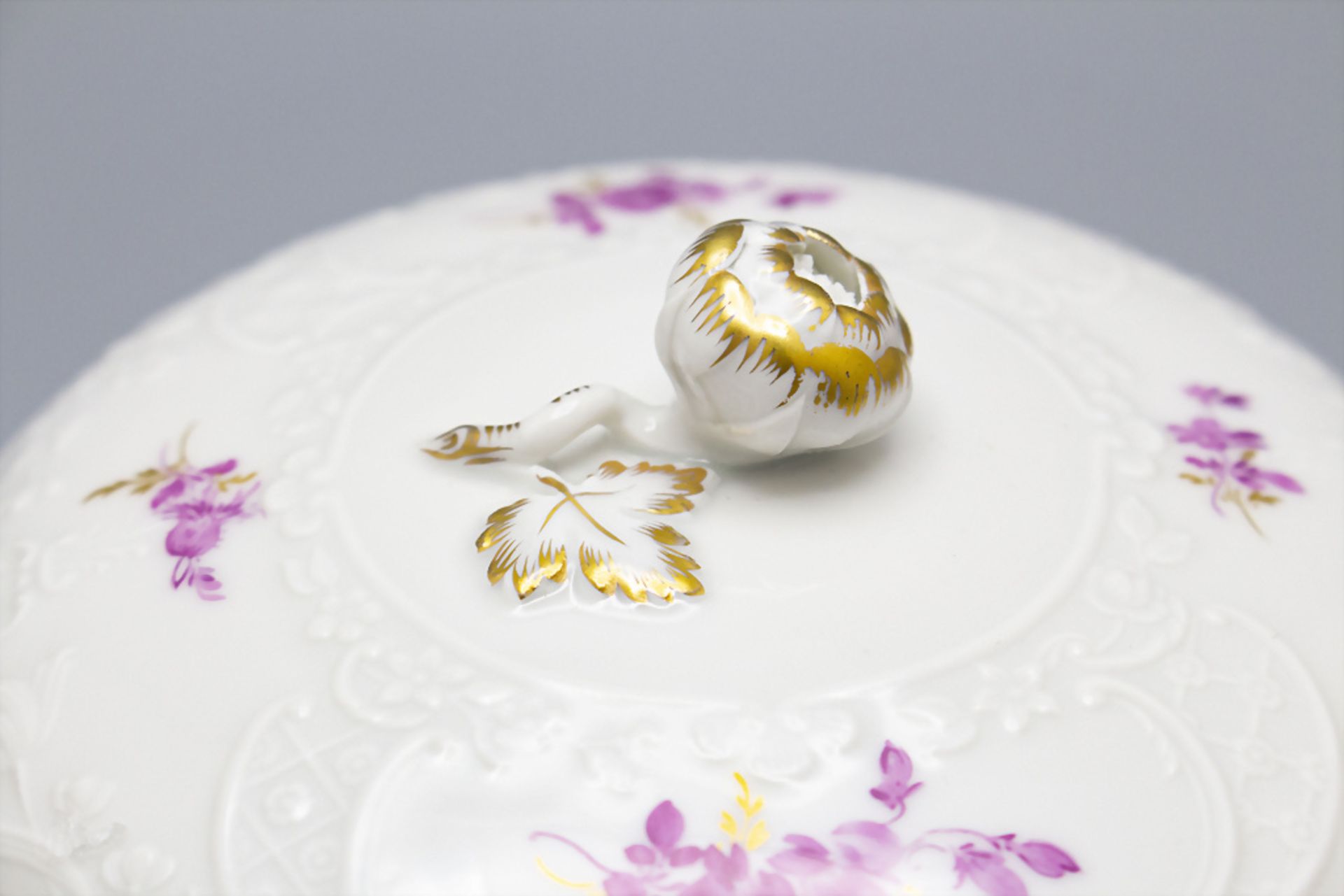 Zuckerdose mit Reliefdekor 'Marseille' / A sugar lidded bowl with relief decor, Meissen, Mitte ... - Image 3 of 4