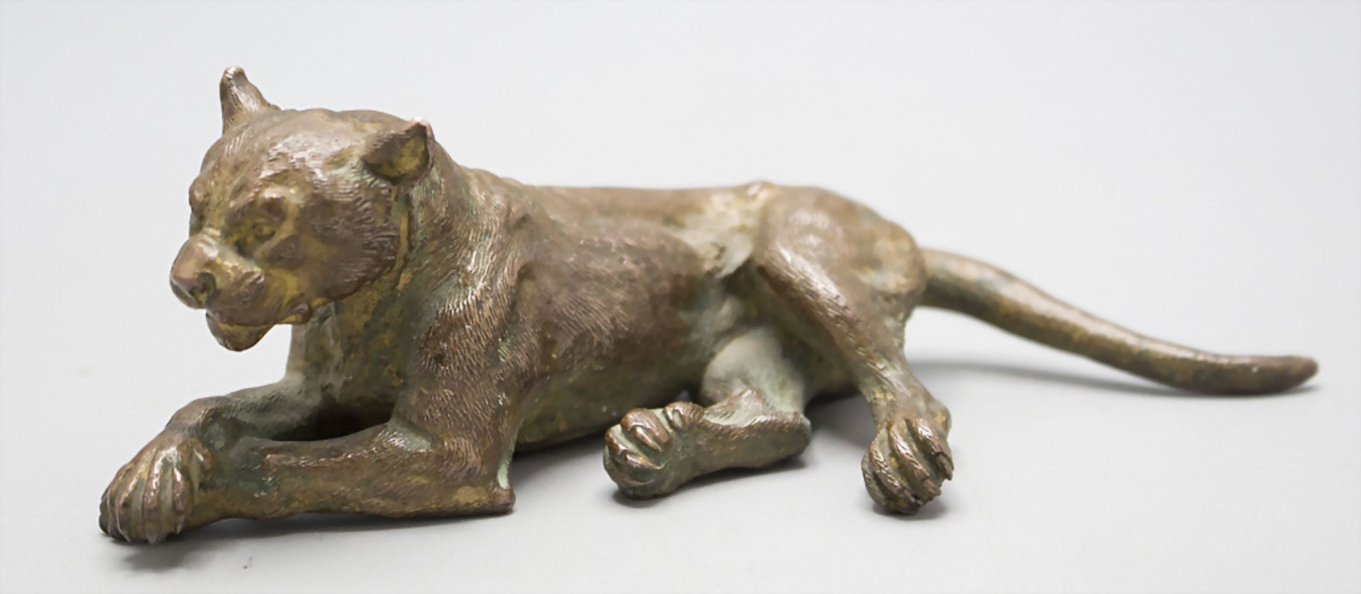 Bronzefigur einer liegenden Raubkatze / Puma / A bronze figure of a lying big cat, wohl Wien, ...