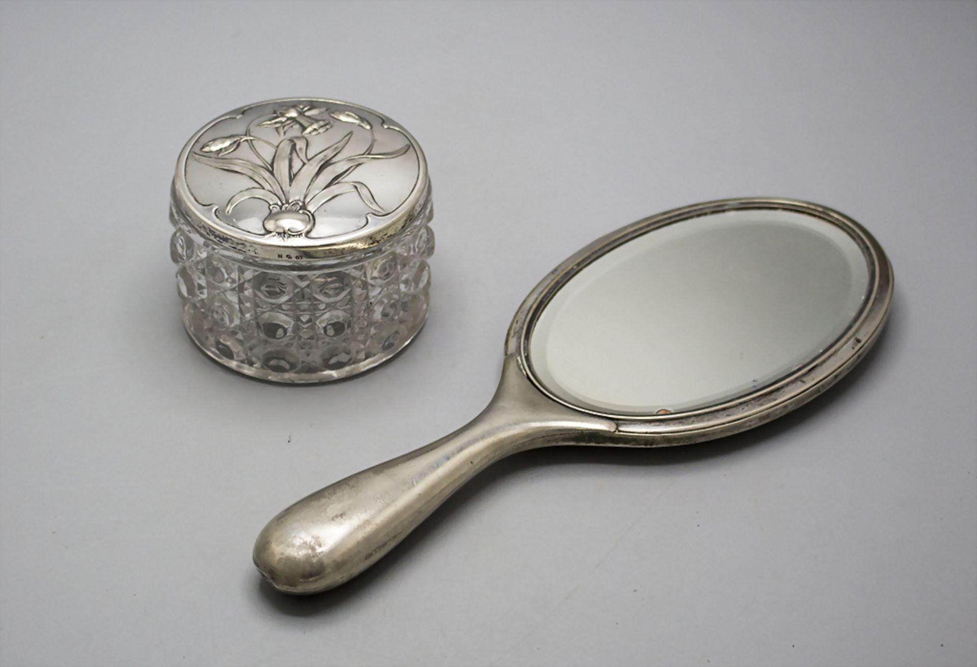 Jugendstil Handspiegel u. Puderdose mit Osterglocken / An Art Nouveau mirror and a lidded box ...