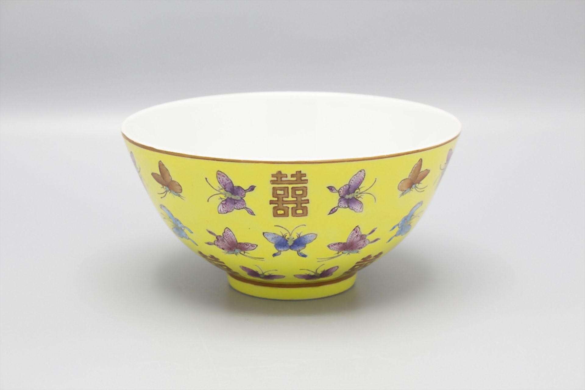 Gelbe Schale mit Schmetterlingsdekor / A yellow bowl with butterfly decor, China, Qing-Zeit, ...