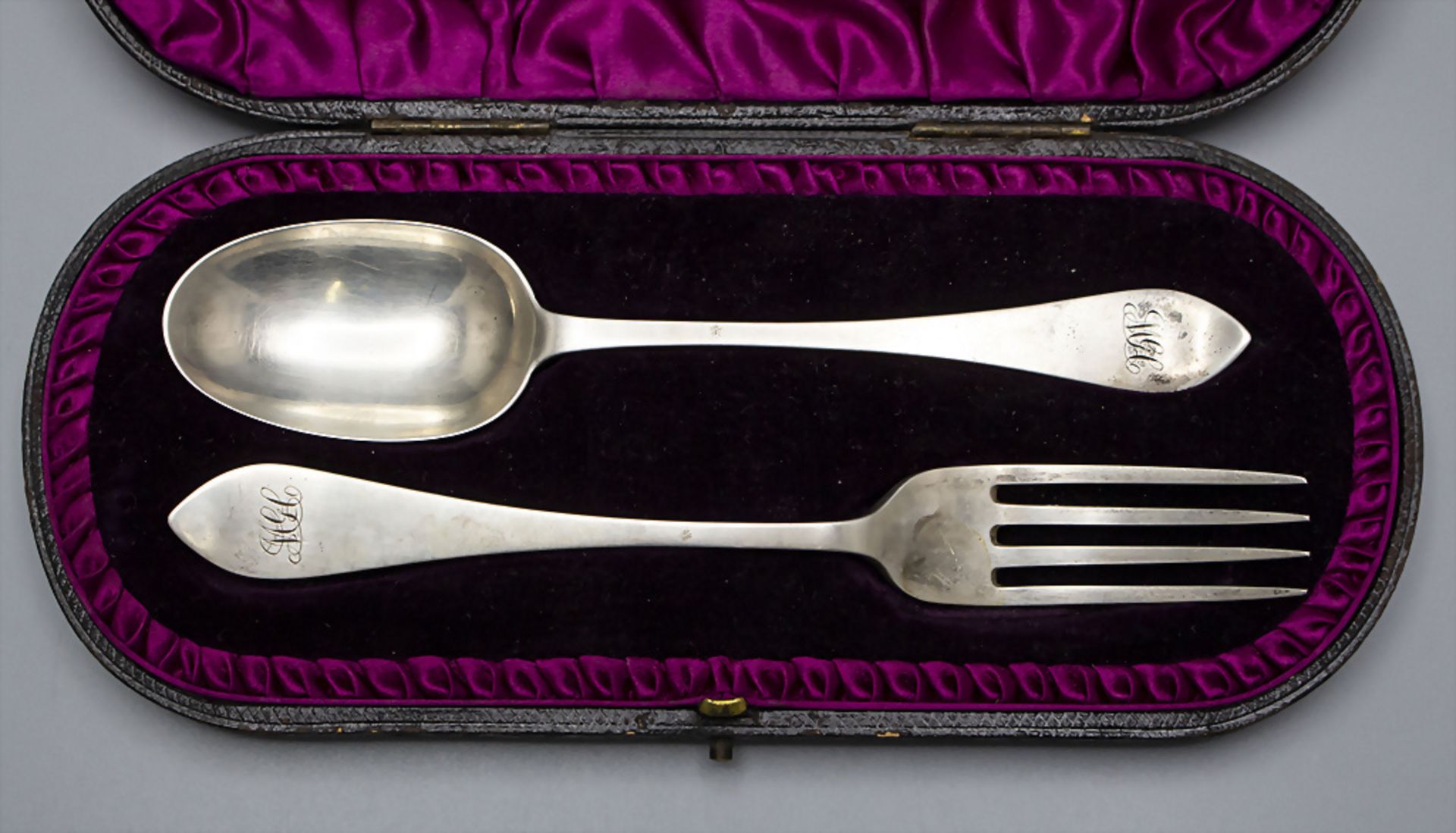 Gabel und Löffel im Etui / A silver fork and spoon with box, James Wakely & Frank Clarke ...
