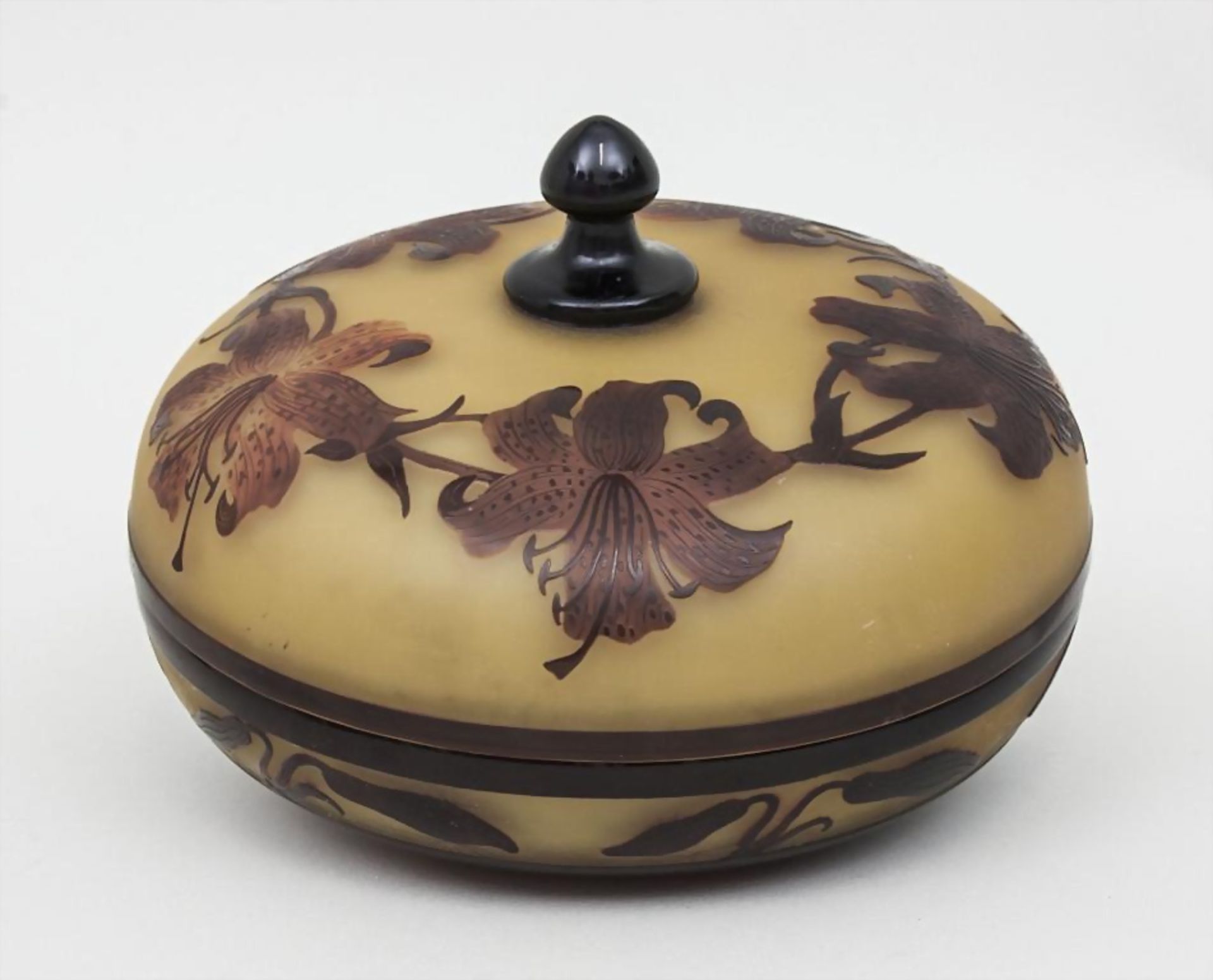 Jugendstil Bonbonniere mit Lilien / An Art Nouveau lidded box with 'Fleurs De Lys' / lilies, ...