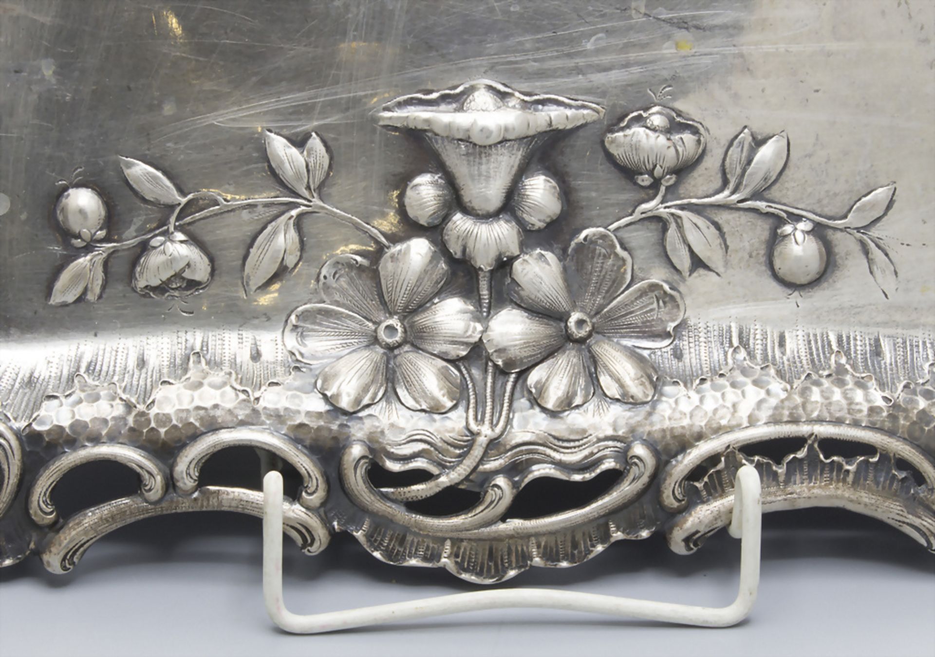 Tablett / Plateau en argent massif / A silver tray, E. Fleischmann, Wien, nach 1868 - Bild 2 aus 5