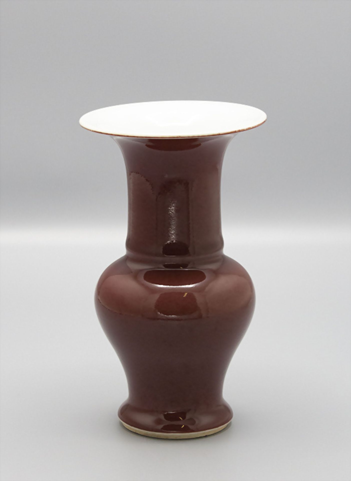 Kleine Ochsenblut Vase / A small 'Sang de Boeuf' vase, China, 18.-19. Jh.