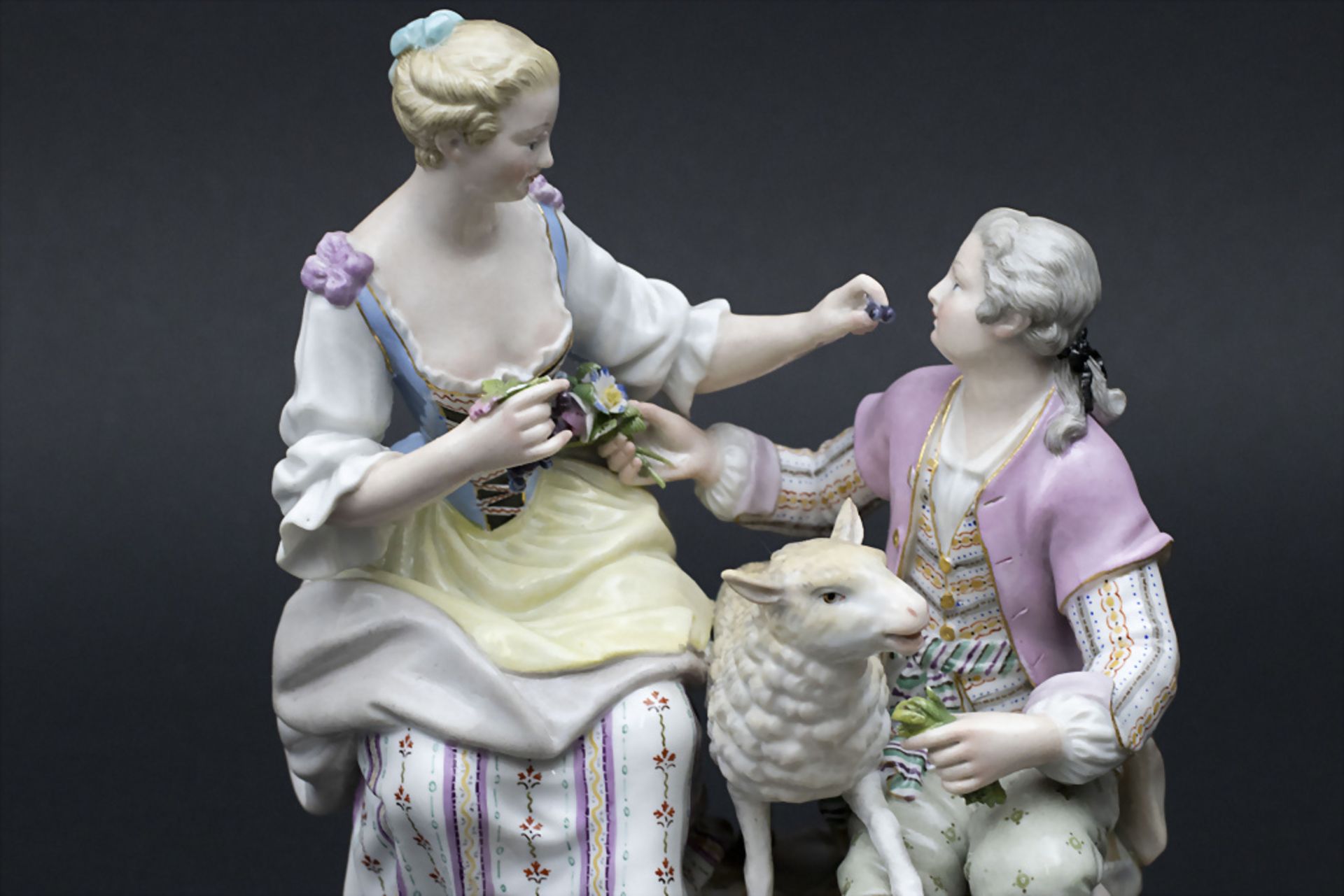 Galante Schäfergruppe / A figural group of a shepherdess feeding the shepherd, Meissen, Mitte ... - Image 5 of 8