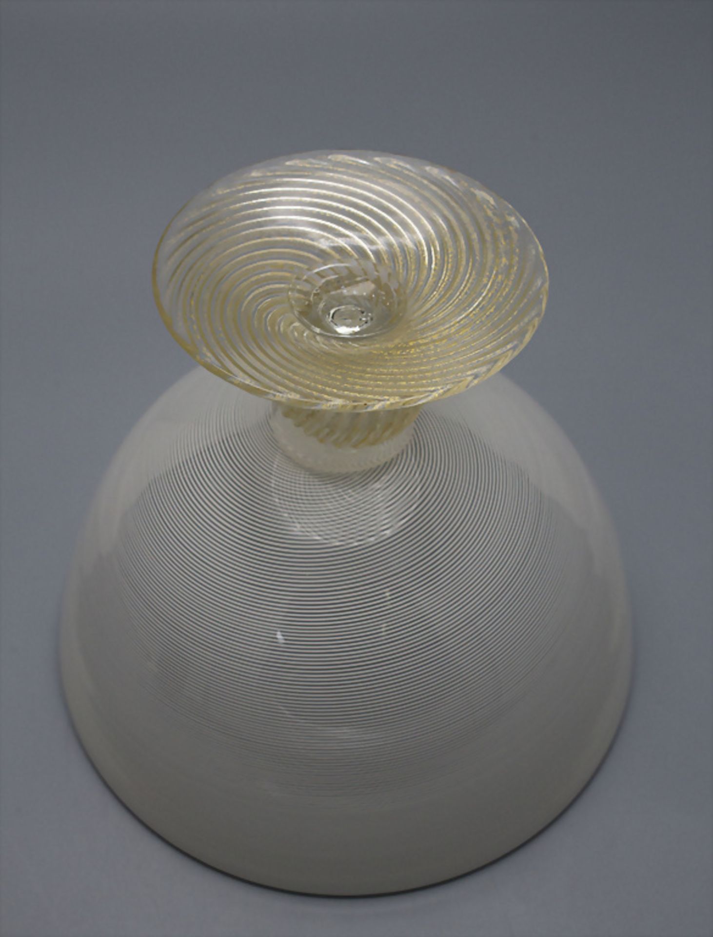 Fußschale mit Spiralfäden / A footed glass bowl with spiral threads, Murano, Italien, 2. ... - Bild 3 aus 3
