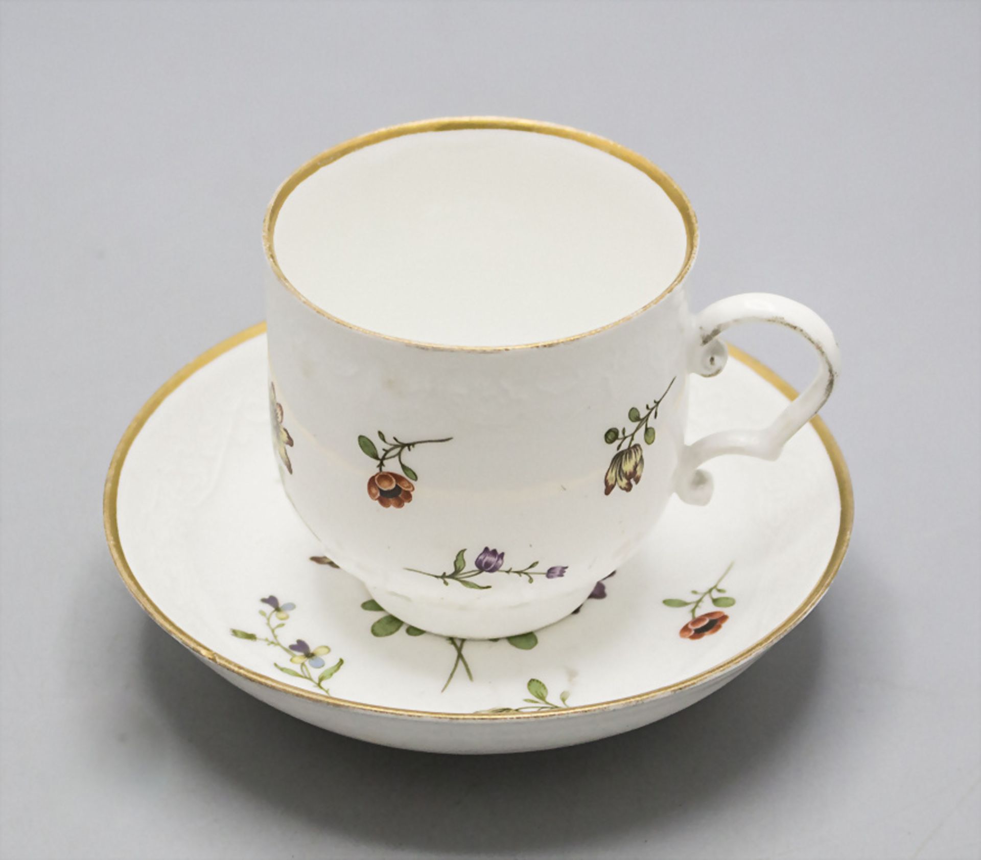 Tasse und Untertasse mit seltener Blumenmalerei / A cup and saucer with rare flower paintings, ...