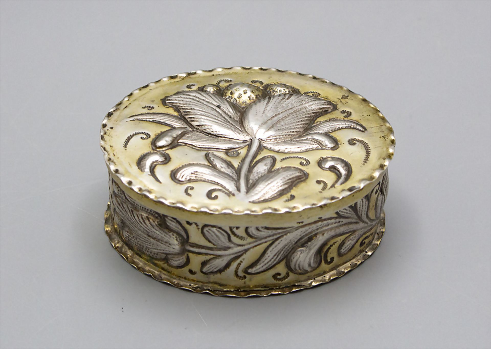 Barocke Deckeldose / Oblatendose / A lidded silver Baroque wafer box, Balthasar Haydt, ...