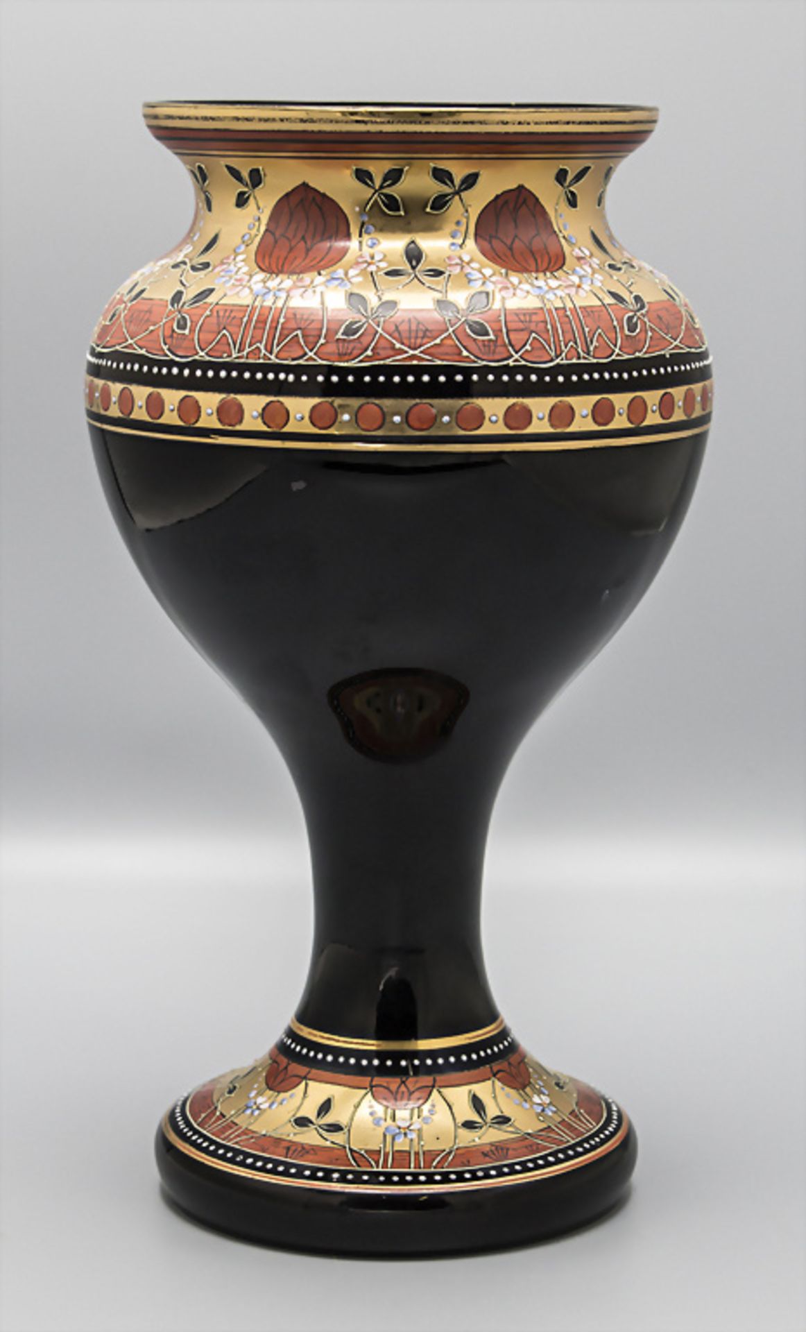 Jugendstil Vase mit Kleeblüten-Dekor / An Art Nouveau vase with clover blossoms, um 1900 - Bild 2 aus 5