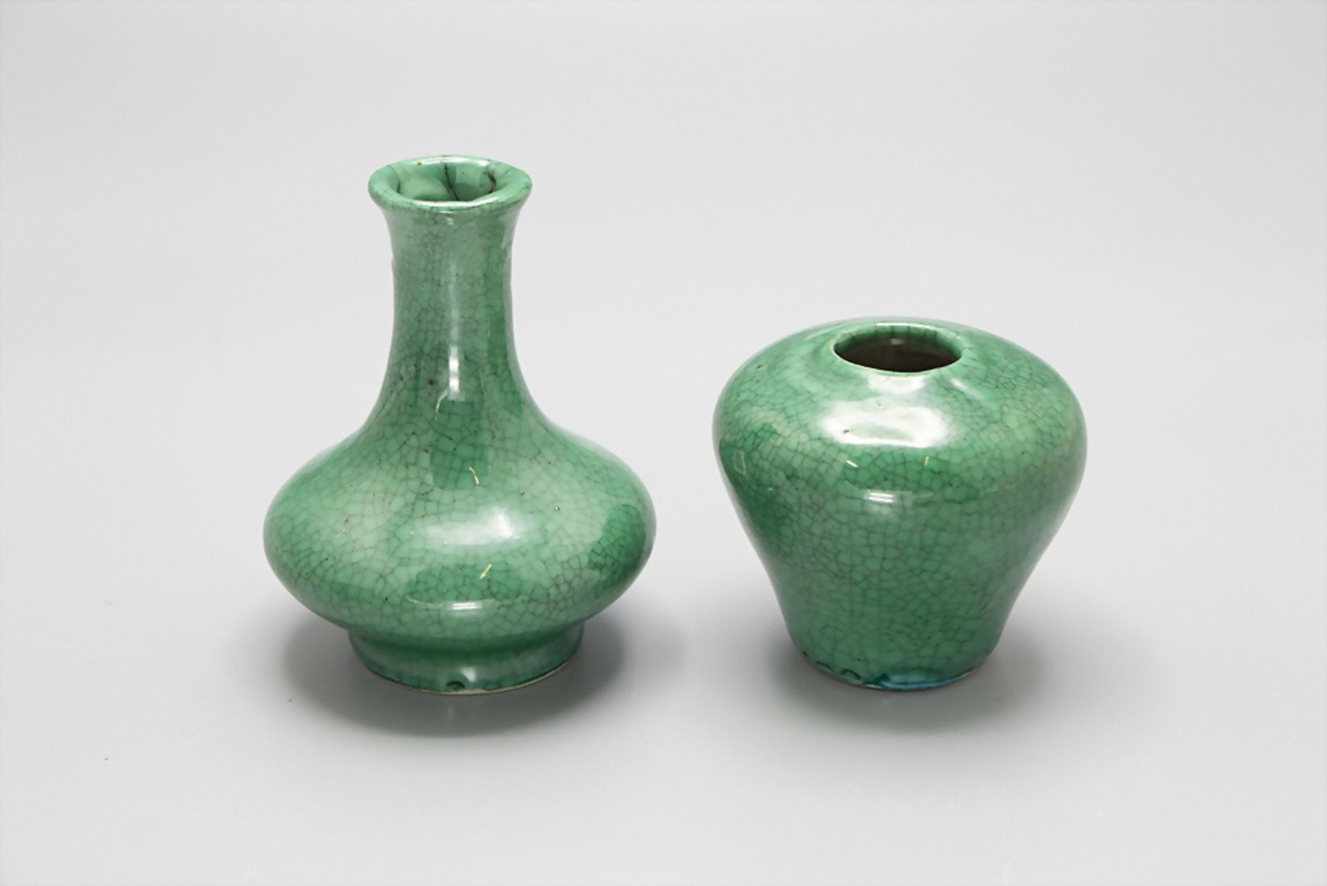 Paar kleine grüne Vasen / A pair of two small green vases, China, Qing-Zeit, 19. Jh. - Image 2 of 3