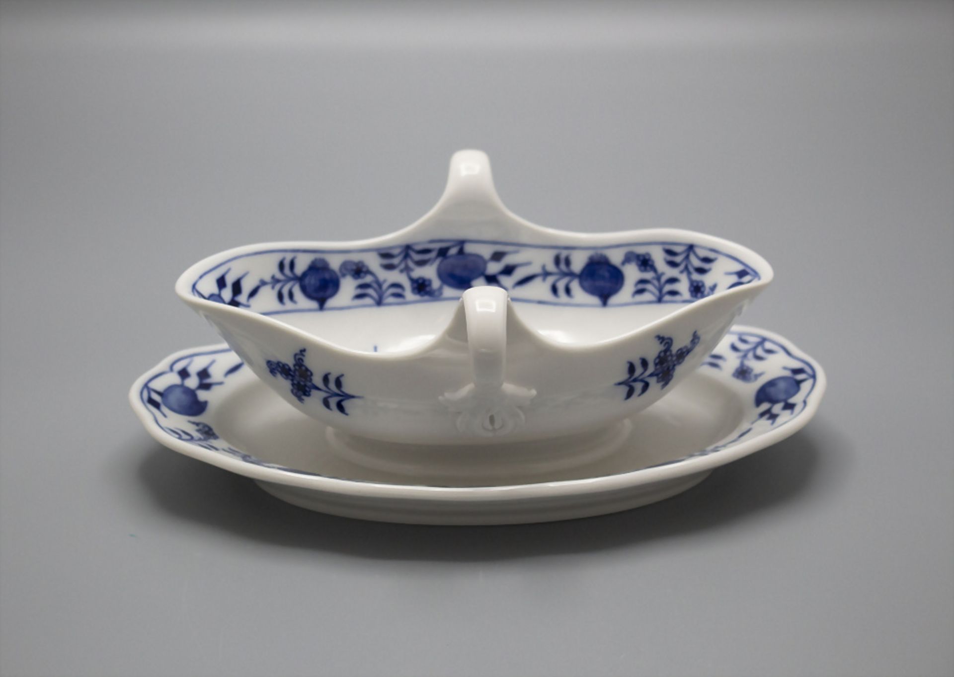 Runde Gemüseschale 'Zwiebelmuster' / A vegetable bowl with onion pattern, Meissen, 20. Jh. - Bild 2 aus 4