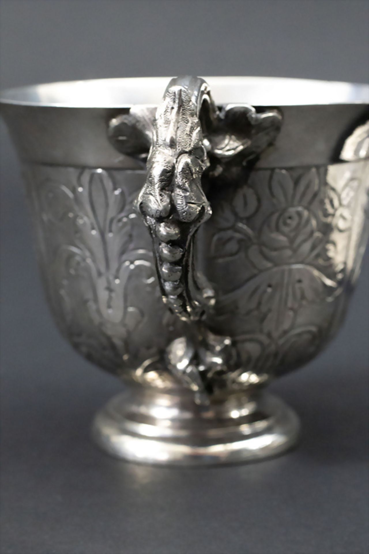 Kakaotasse auf Unterschale/Presentoir / A silver chocolate cup with saucer, Vatikanstadt ... - Image 3 of 10