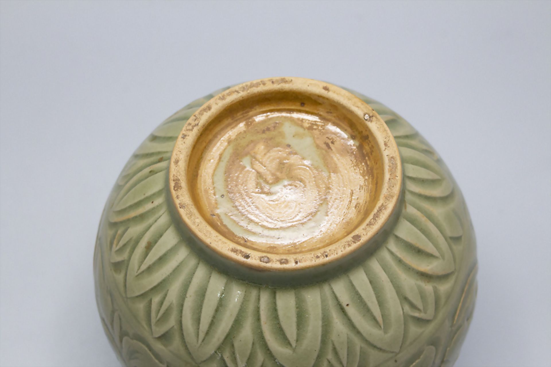 Seladon Gefäß / A Celadon vessel, Song- Stil, China, Qing- Zeit (1644-1912) - Image 4 of 4