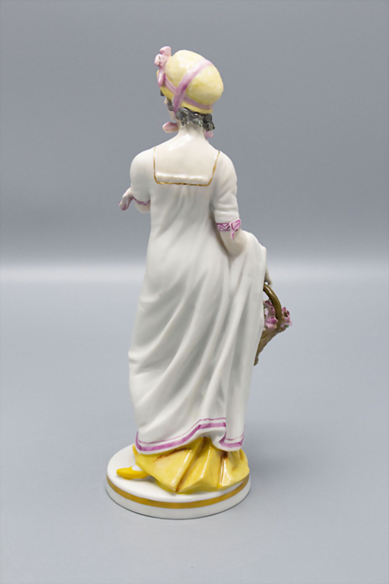 Jugendstil Figur 'Junge Dame mit Blumenkorb' / An Art Nouveau porcelain figure of a young lady ... - Bild 3 aus 6