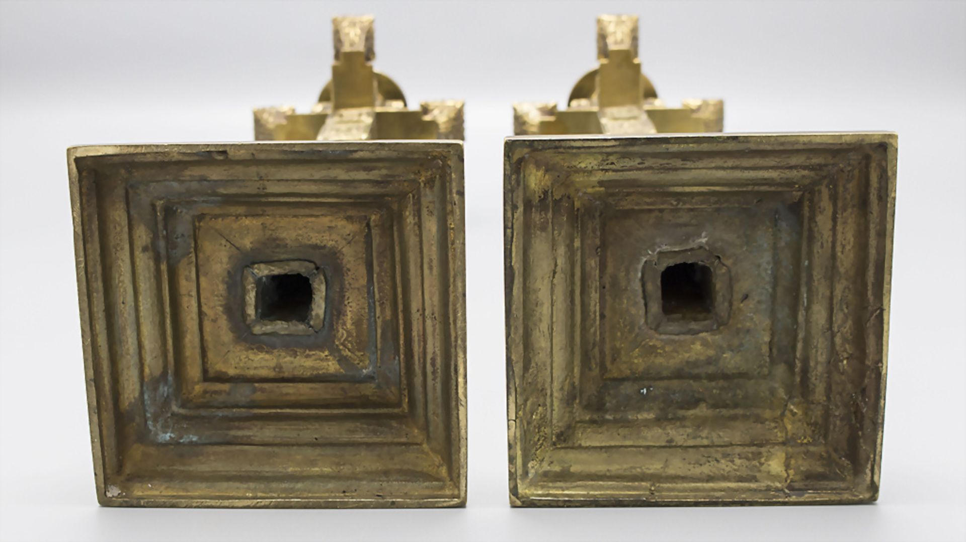 Paar Bronzeleuchter / A pair of bronze candle holders, wohl 19. Jh. - Image 3 of 4