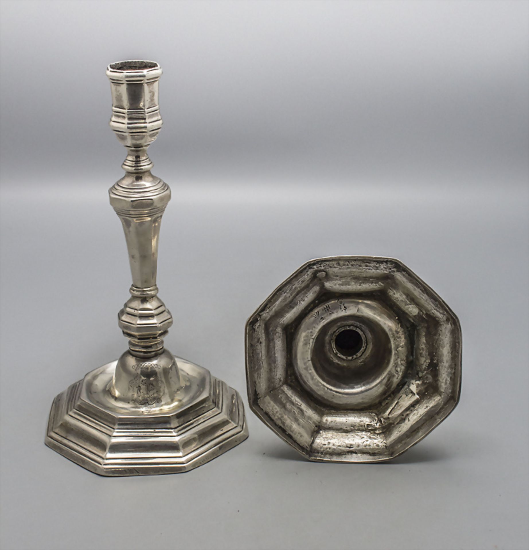 Paar barocke Kerzenleuchter / A pair of Baroque silver candlesticks, I. Navier, Perpignan, um 1735 - Image 2 of 6