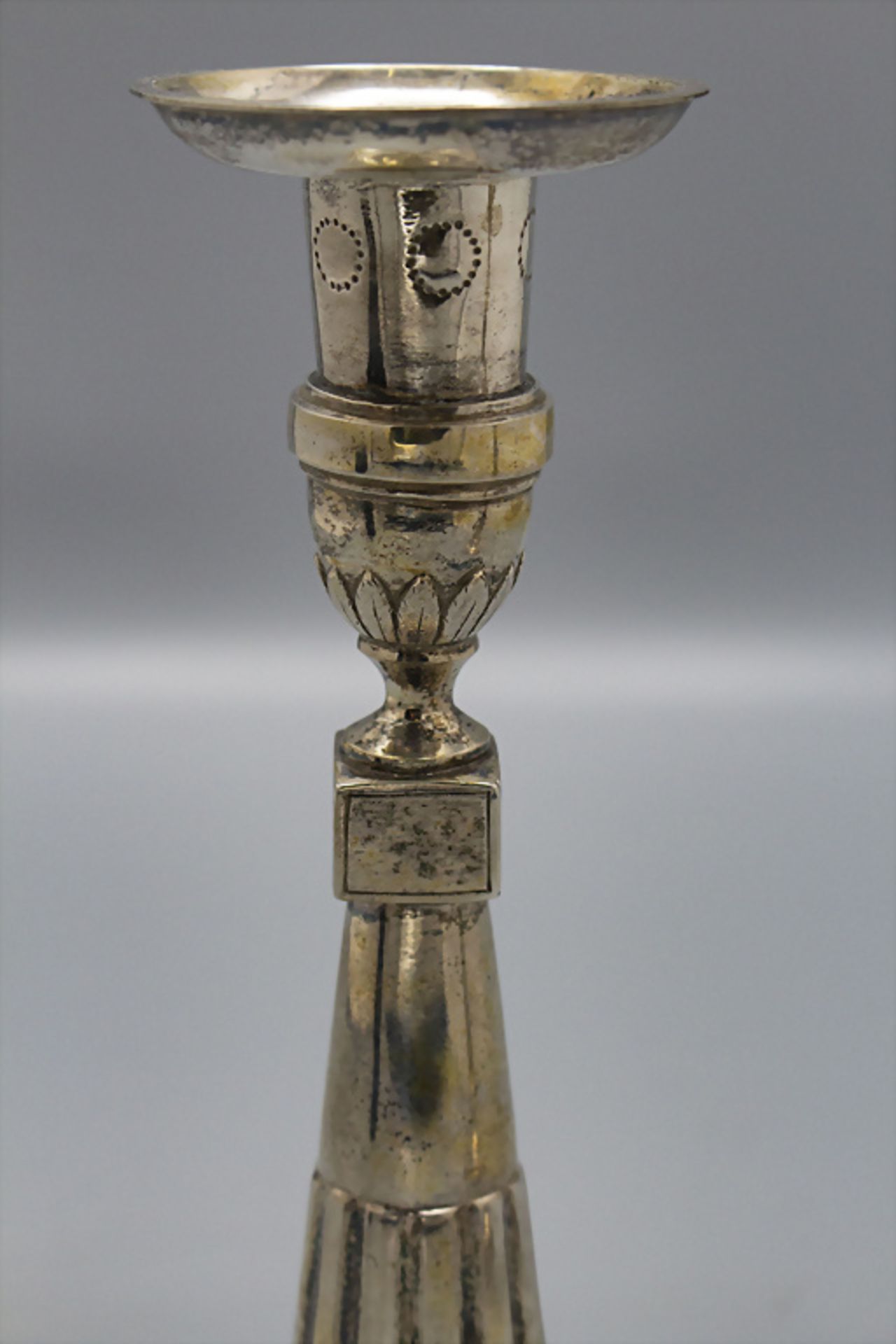Paar Louis-Seize Kerzenleuchter / A pair of silver candlesticks, Johann Gottlieb Biller, ... - Image 3 of 6
