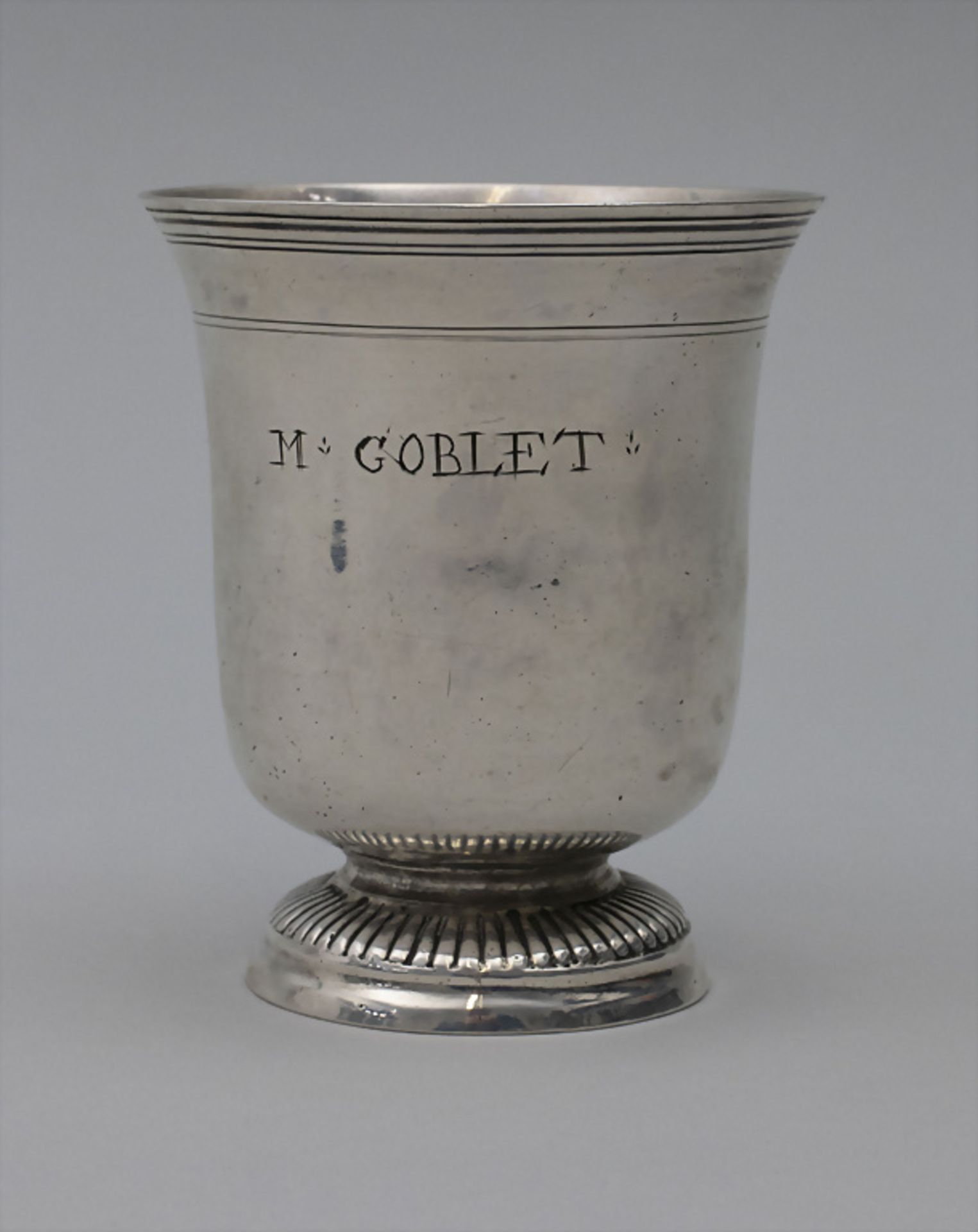 Glockenbecher / Timbale en argent massif / A bell shaped silver beaker, Frankreich, 18. Jh.