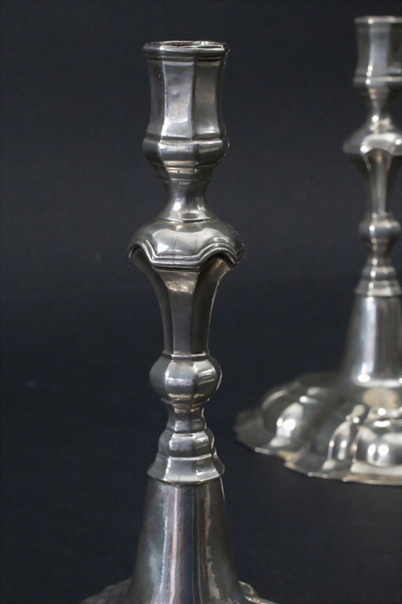 Paar Barock Kerzenleuchter / A pair of Baroque silver candlesticks, Johannes Conrad, ... - Bild 3 aus 6