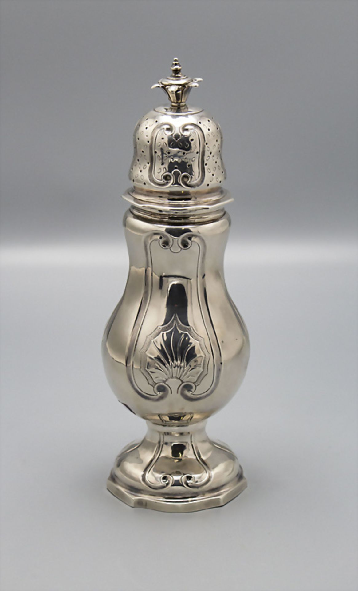 Barock Zuckerstreuer / Poudreuses à sucre en argent / A Baroque silver sugar shaker, ...