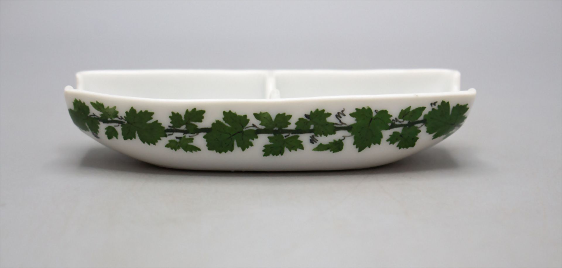 Ablageschälchen mit Weinranken / A small dish with green vine tendrils, Meissen, Mitte 19. Jh. - Bild 2 aus 4