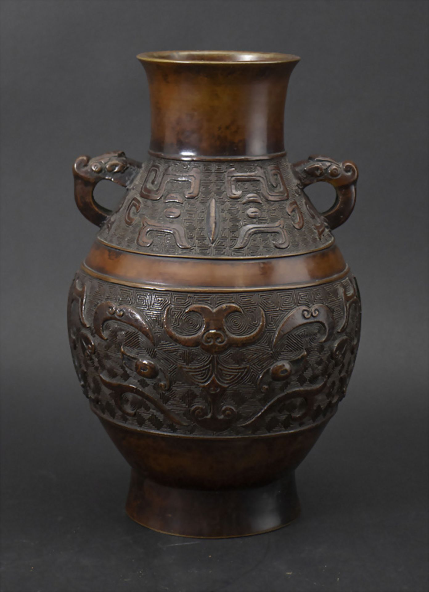 Bronze Henkelvase in archaischem Stil / A bronze handle vase in archaic style, China