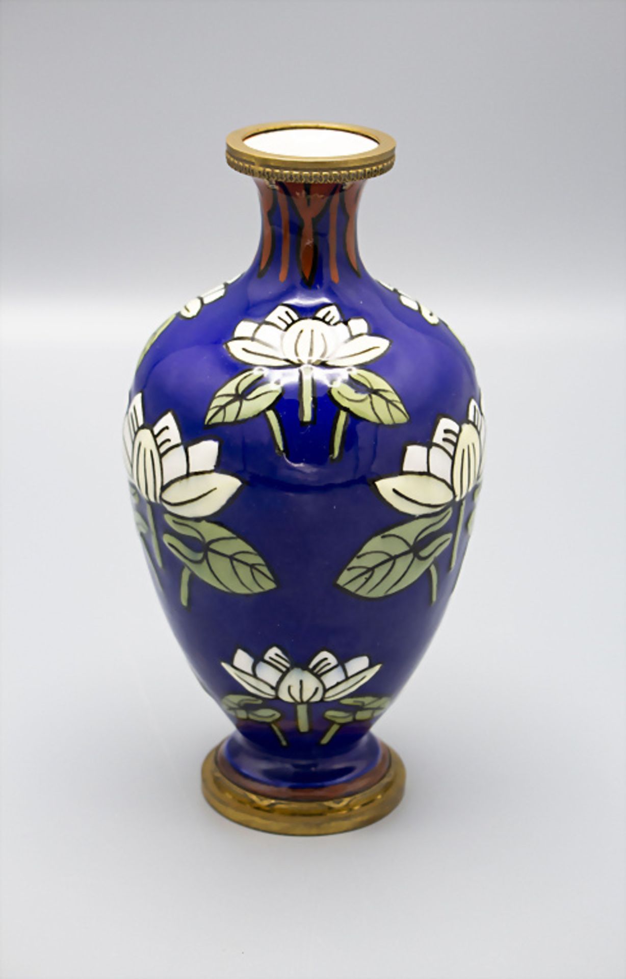 Jugendstil Vase mit Seerosen und Bronzemontur / An Art Nouveau faience vase with water lilies ...