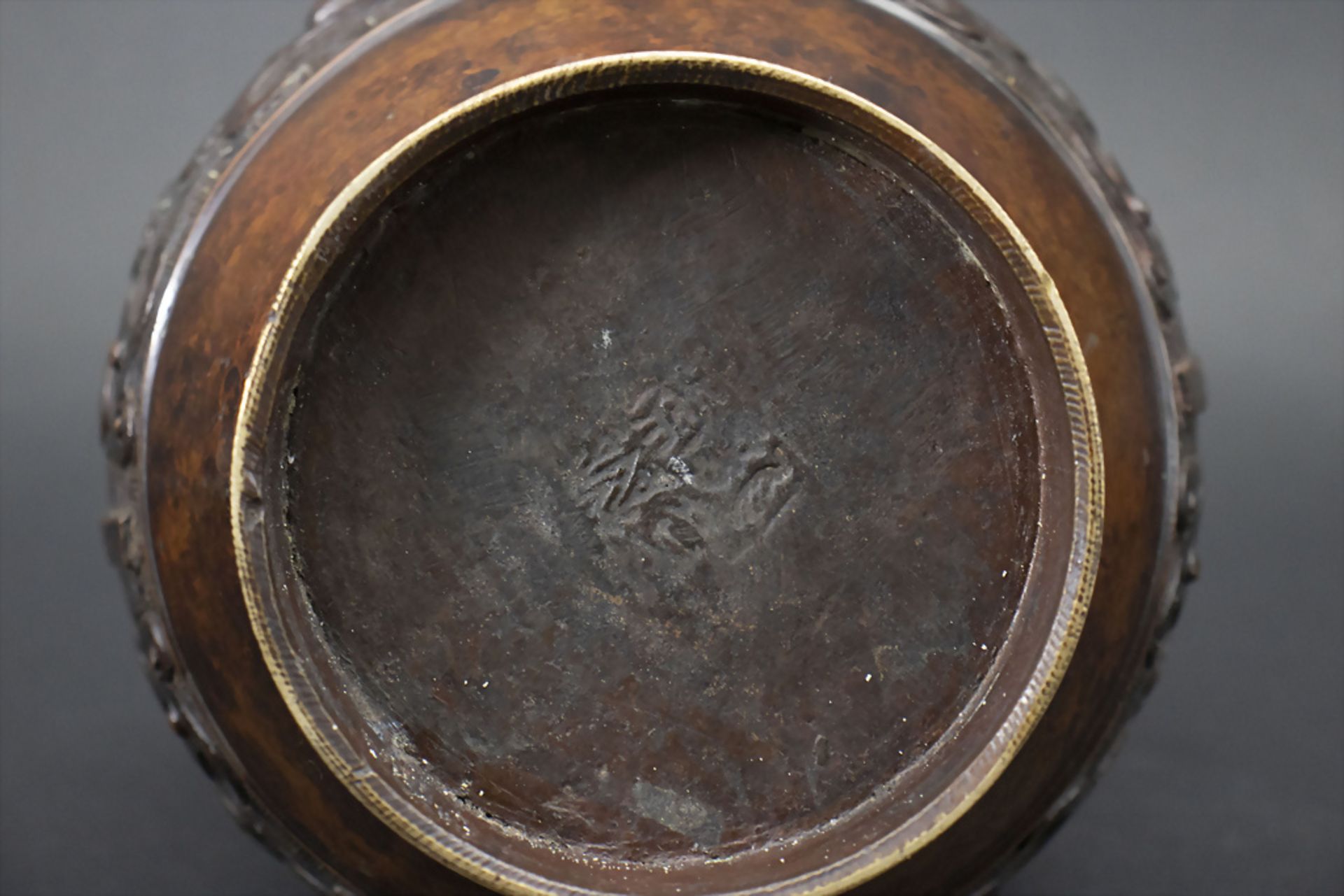 Bronze Henkelvase in archaischem Stil / A bronze handle vase in archaic style, China - Image 5 of 5