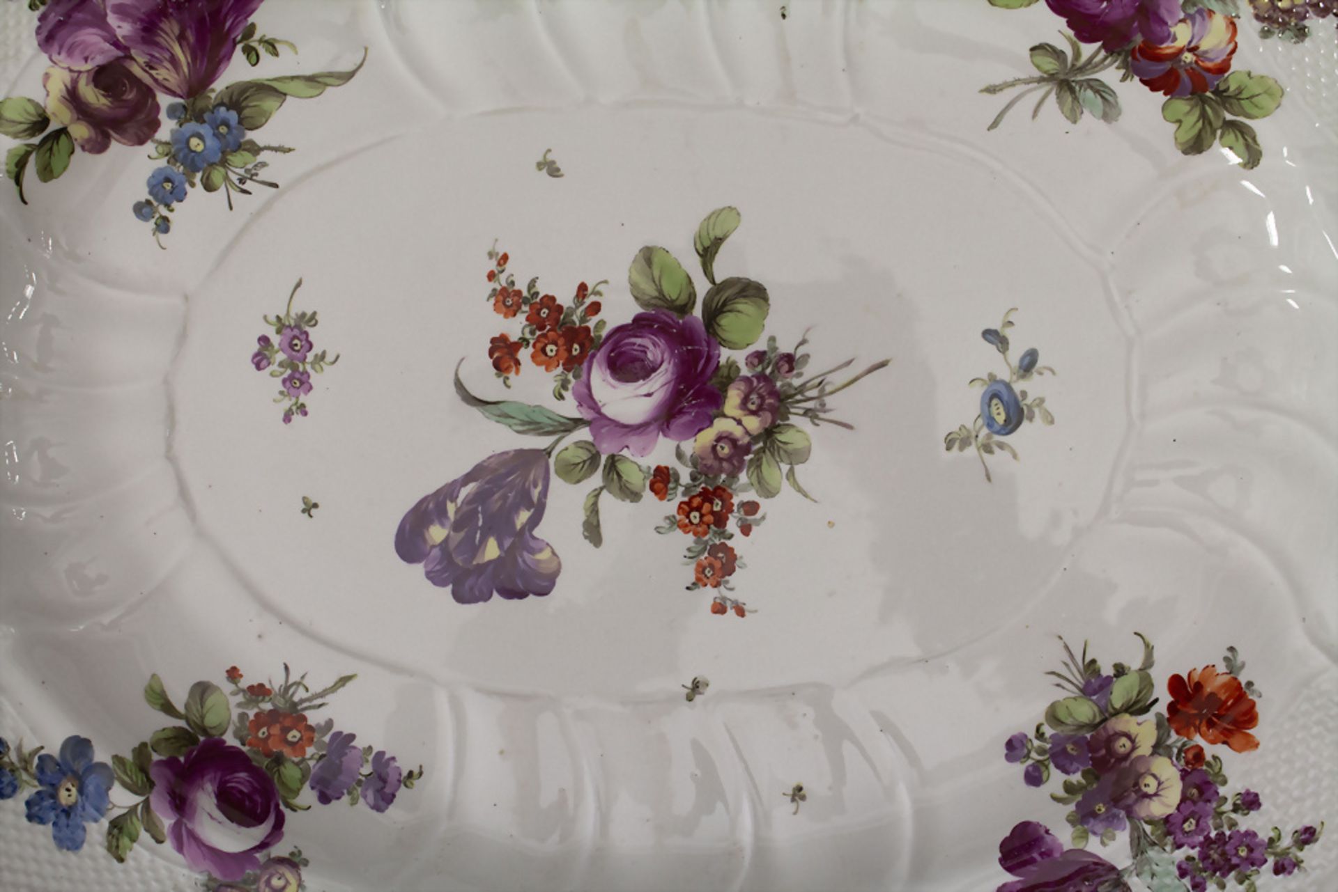 Große Servierplatte mit Blumenmalerei / A large serving platter with flowers, Wien, 18. Jh. - Image 2 of 4