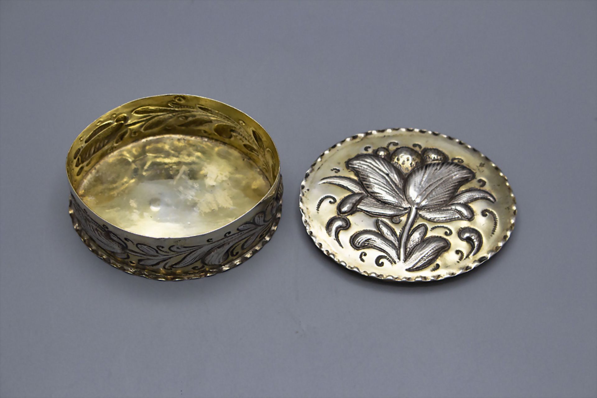 Barocke Deckeldose / Oblatendose / A lidded silver Baroque wafer box, Balthasar Haydt, ... - Image 4 of 6