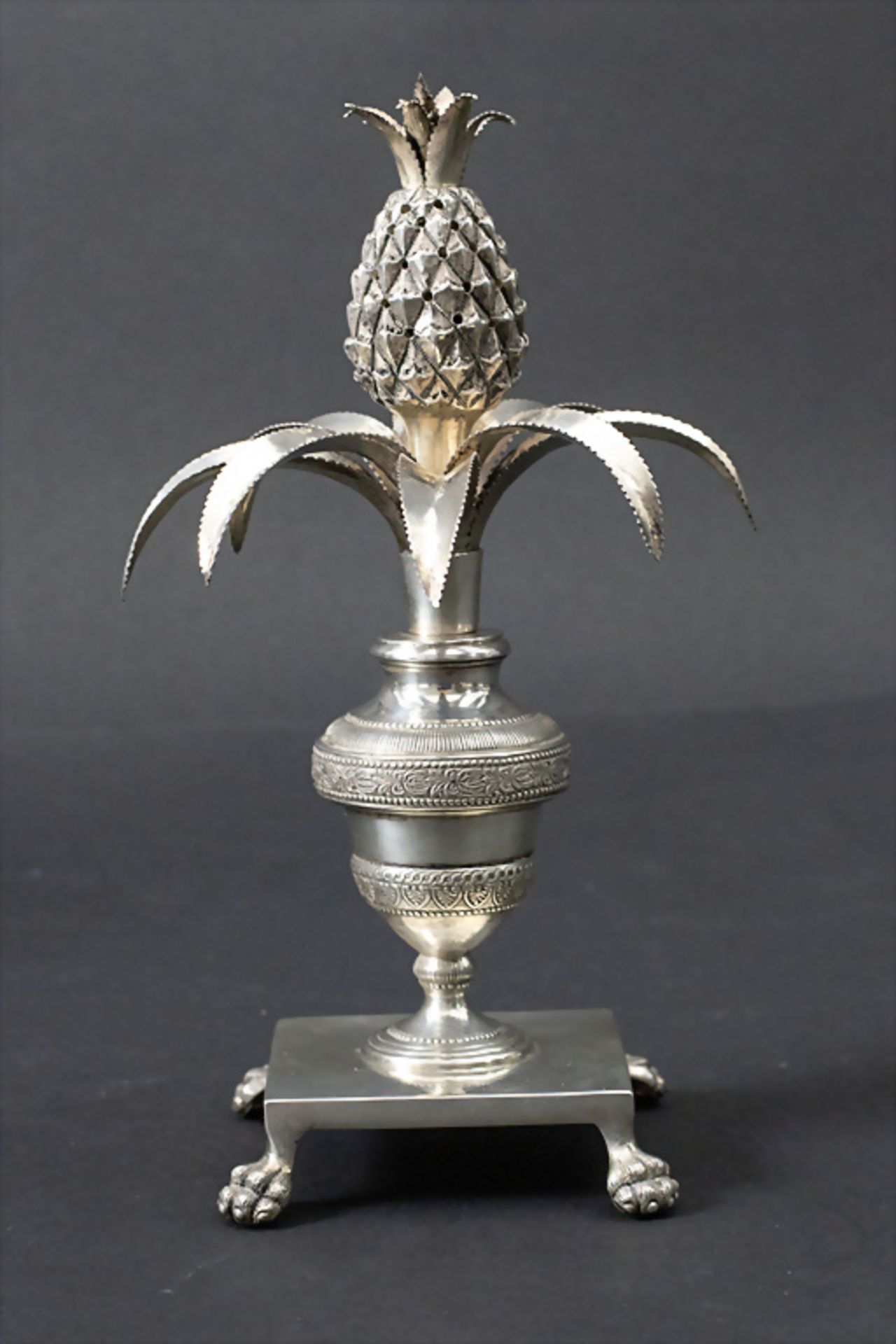 Ananas als Zahnstocherhalter / A silver pineapple shaped toothpick holder, Lissabon / Lisboa, ...