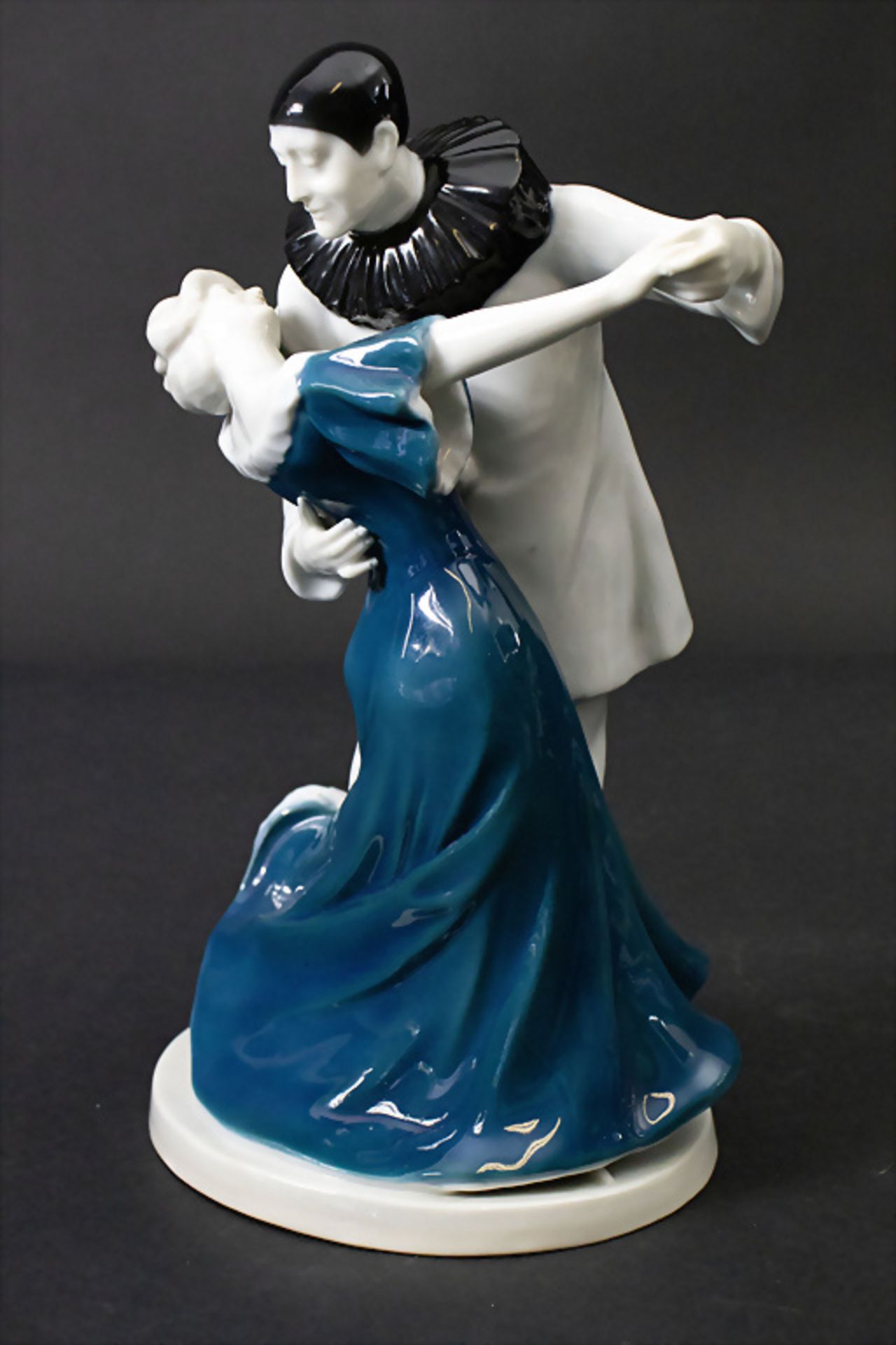 Art Déco Tanzpaar 'Pierrot mit Dame' / An Art Deco figural group of a dancing pierrot with a ...