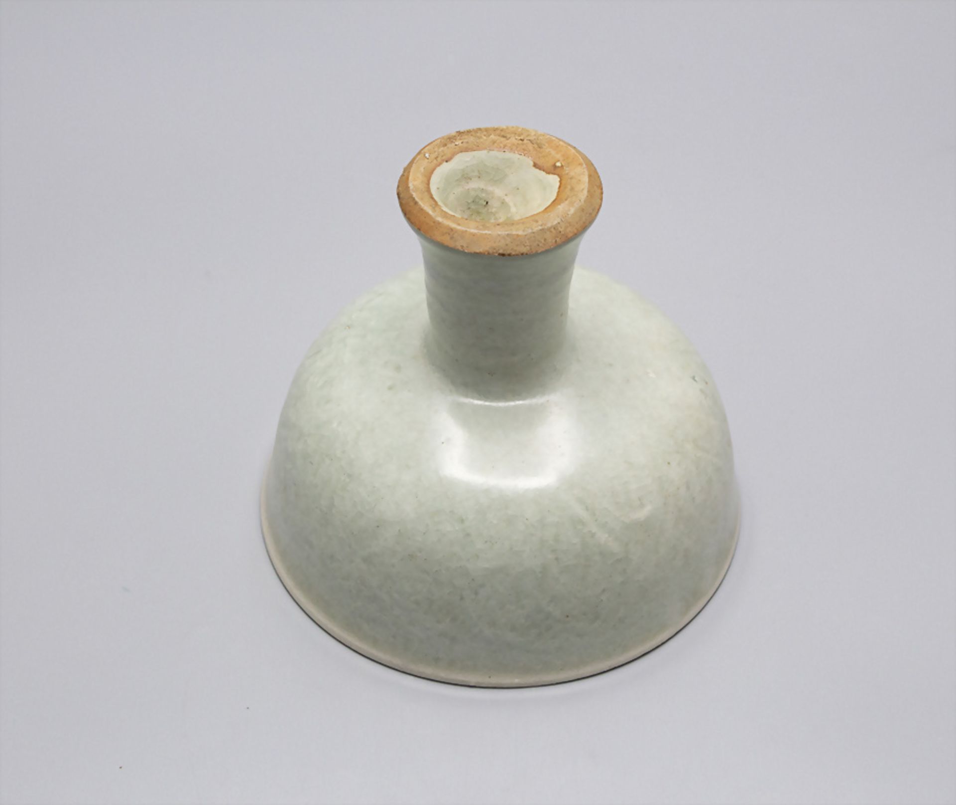 Seladon Fußbecher / A celadon footed cup 'slamp cup', China, Qing-Zeit, 19.-20. Jh. - Image 4 of 4