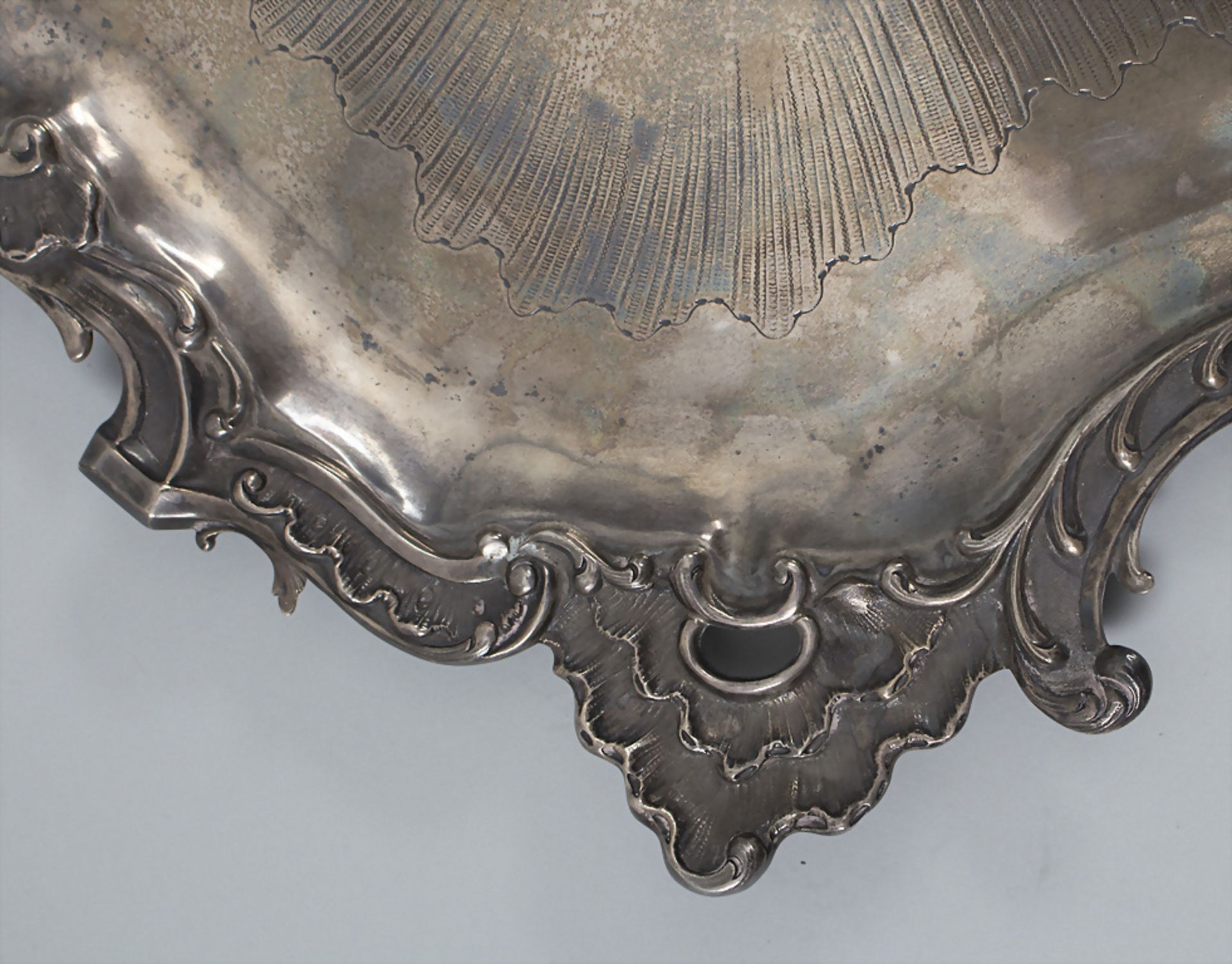 Großes Rokoko Tablett / A large Rococo silver tray, wohl deutsch, um 1880 - Bild 2 aus 4