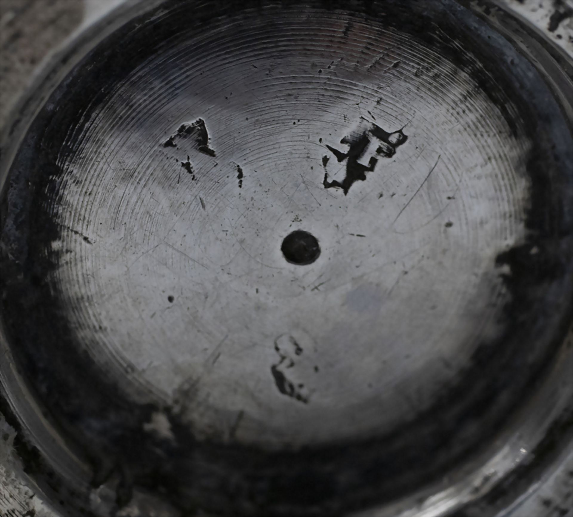 Glockenbecher / Timbale en argent massif / A bell shaped silver beaker, Frankreich, 18. Jh. - Image 4 of 6