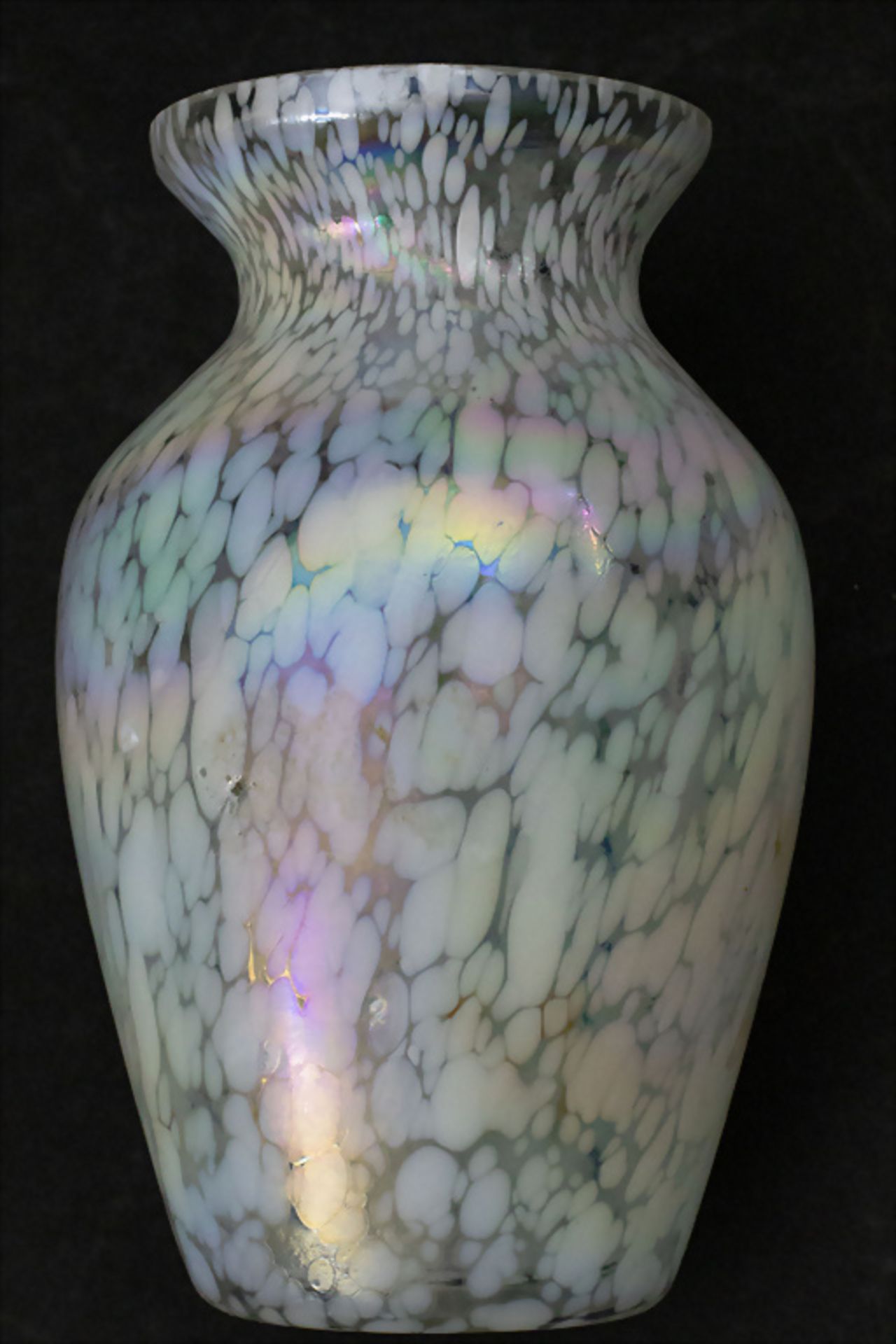 Jugendstil Vase mit Papillon Dekor / An Art Nouverau glass vase, wohl deutsch, um 1900 - Bild 3 aus 7