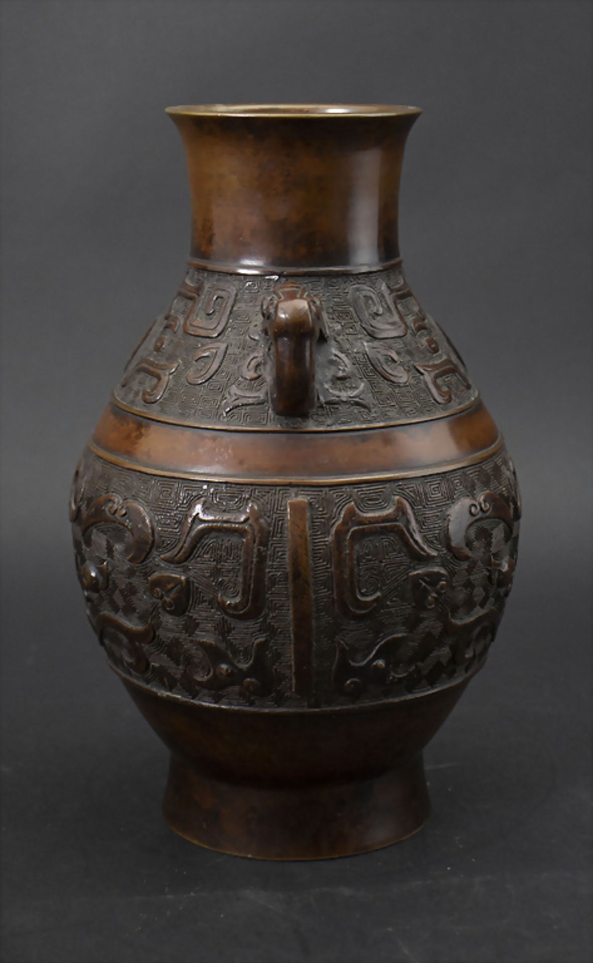 Bronze Henkelvase in archaischem Stil / A bronze handle vase in archaic style, China - Bild 2 aus 5