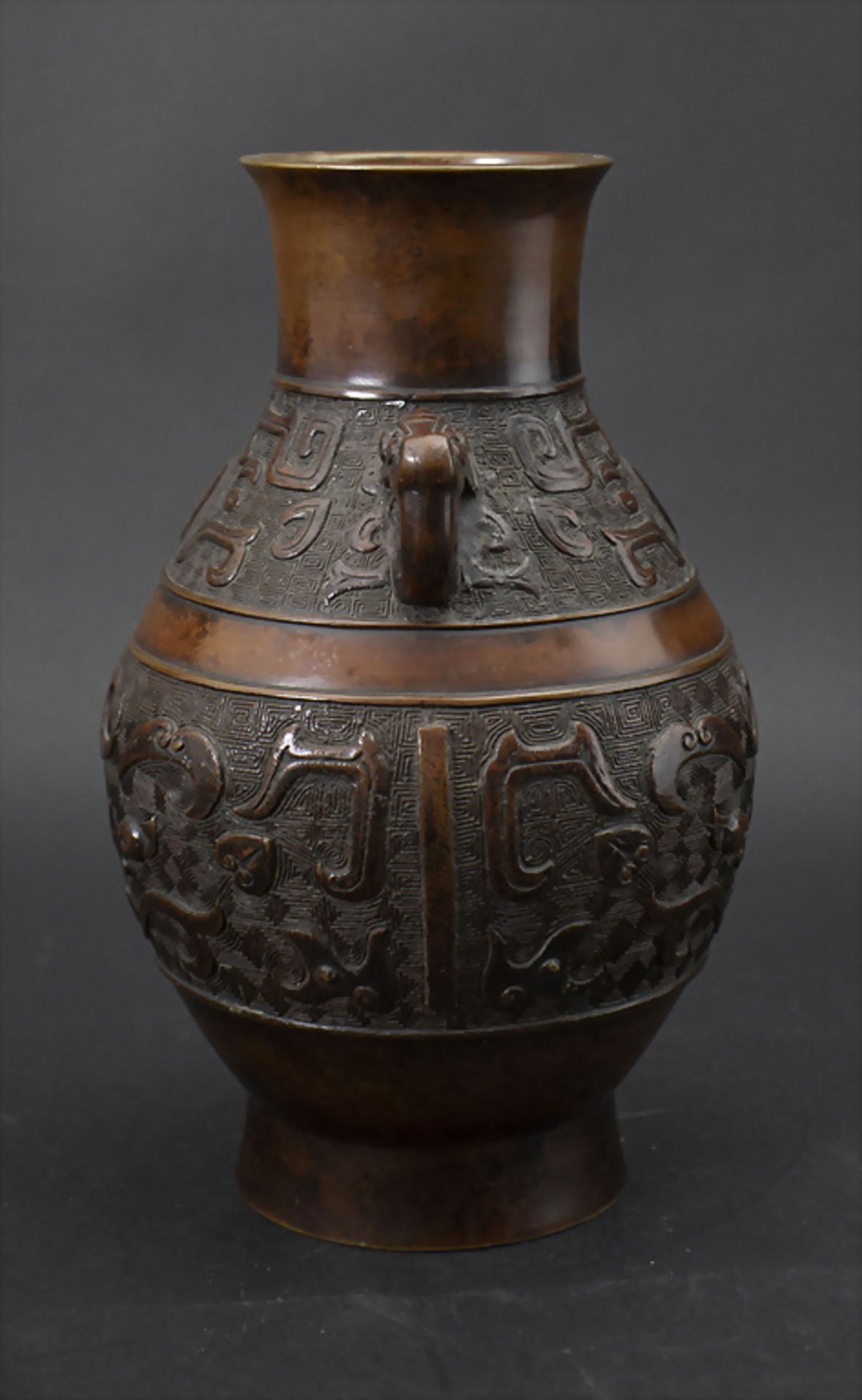 Bronze Henkelvase in archaischem Stil / A bronze handle vase in archaic style, China - Image 2 of 5